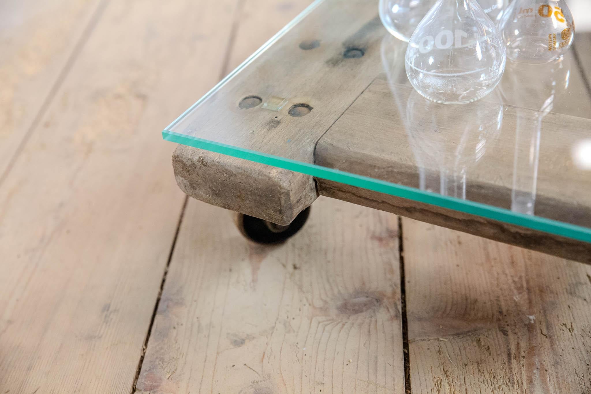 Table basse roulante en palette de hêtre avec plateau en verre, Vintage Byeche en vente 5
