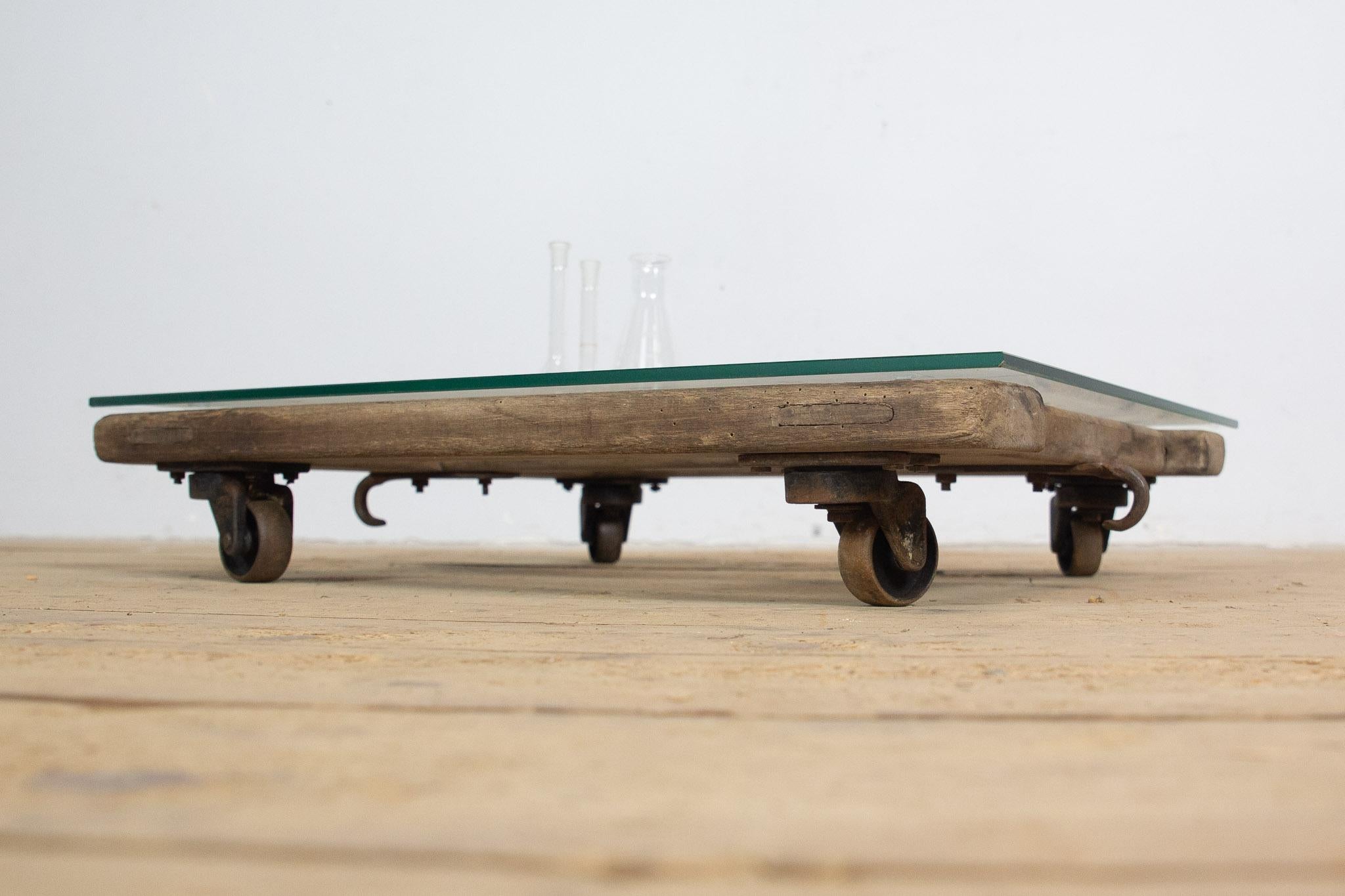 Table basse roulante en palette de hêtre avec plateau en verre, Vintage Byeche en vente 6