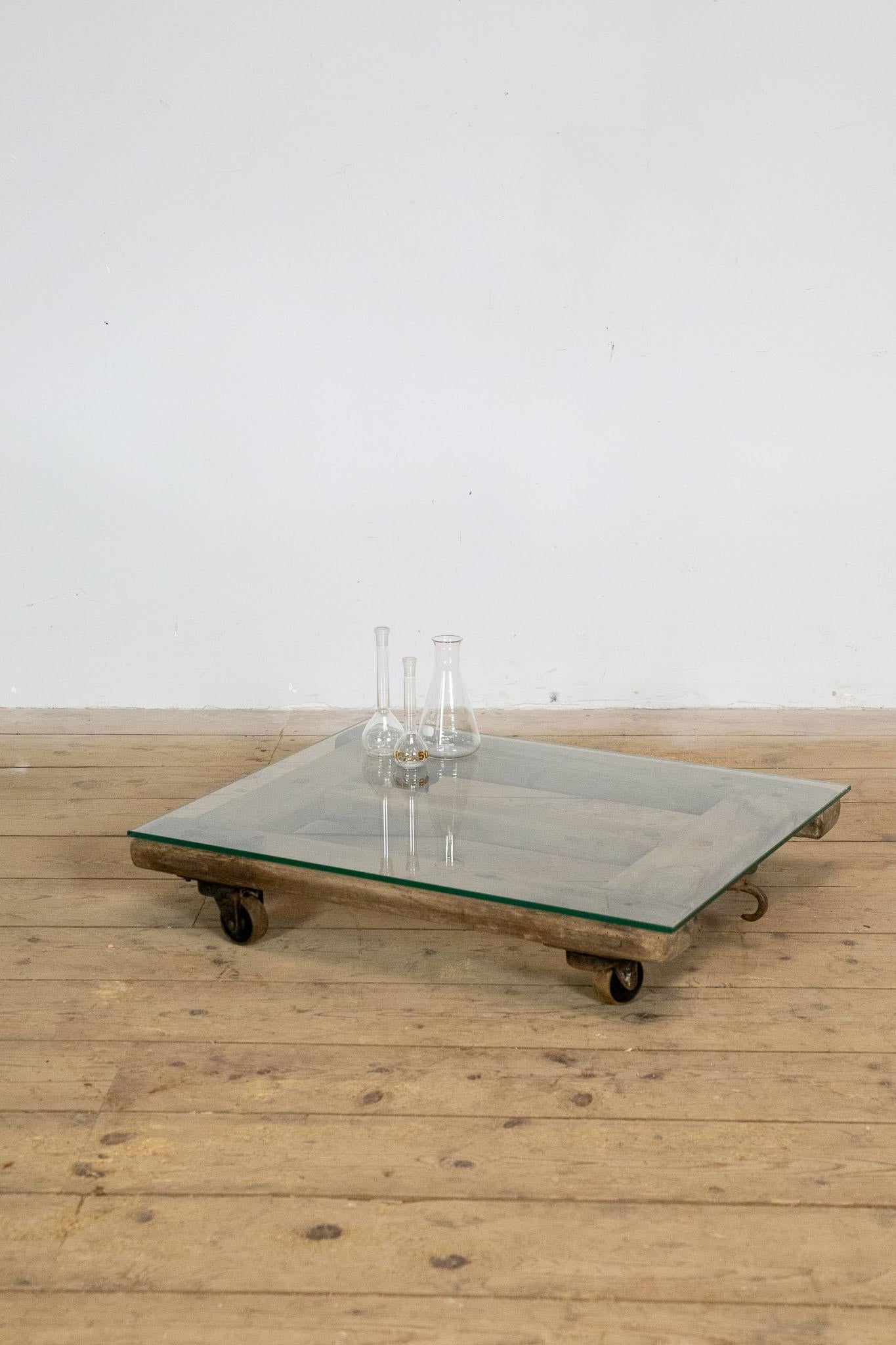 Table basse vintage en Beeche avec plateau en verre - époque DDR allemande

Ajoutez une touche de design classique de l'Allemagne de l'Est à votre espace de vie avec cette magnifique table basse roulante en palette de hêtre vintage. Fabriquée en