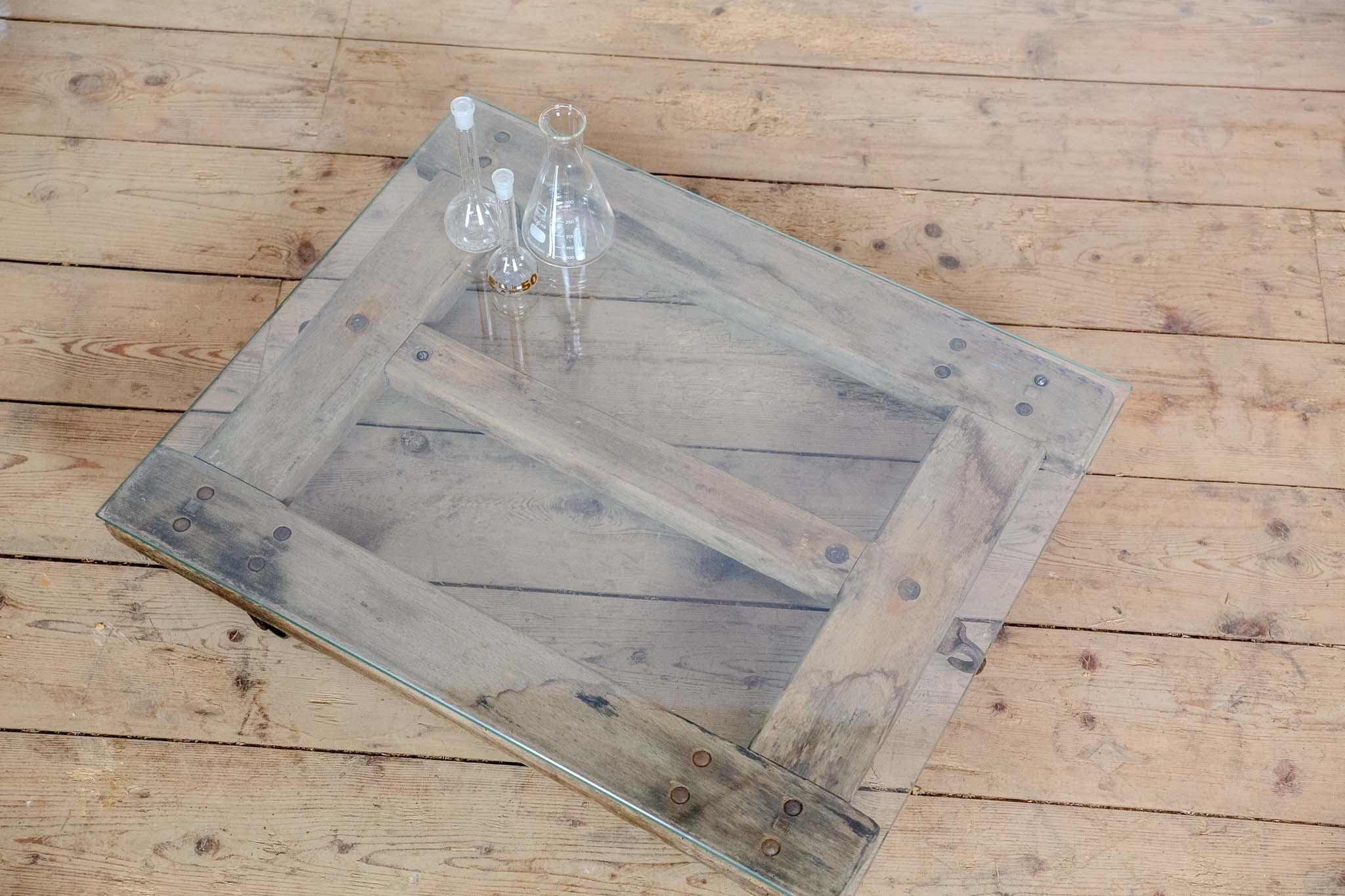 Industriel Table basse roulante en palette de hêtre avec plateau en verre, Vintage Byeche en vente