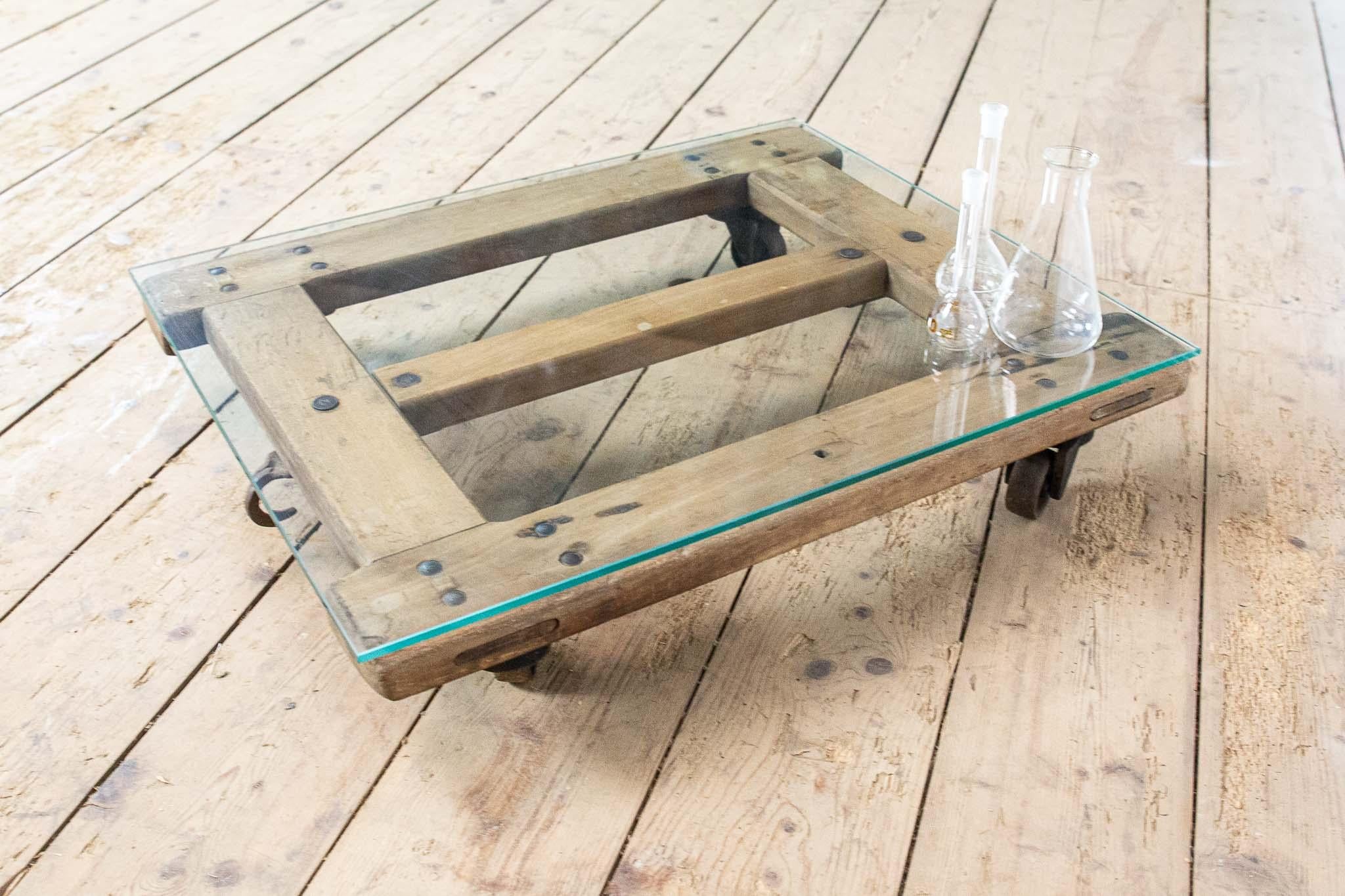 Industriale Tavolino vintage in pallet di Beeche della DDR con piano in vetro in vendita