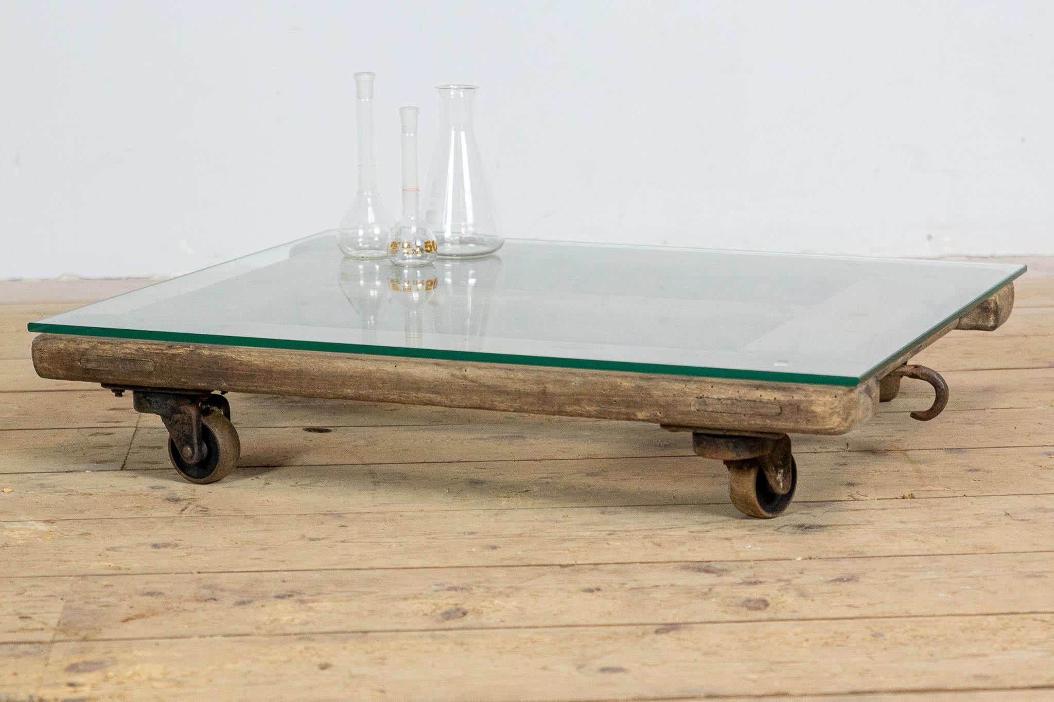 Allemand Table basse roulante en palette de hêtre avec plateau en verre, Vintage Byeche en vente