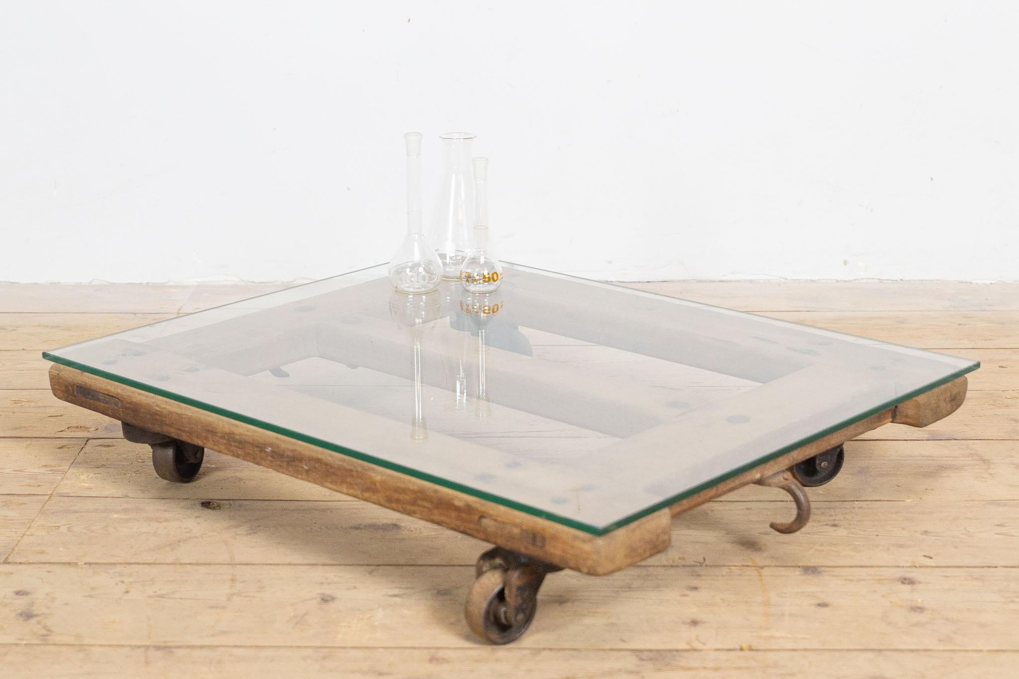 Tedesco Tavolino vintage in pallet di Beeche della DDR con piano in vetro in vendita