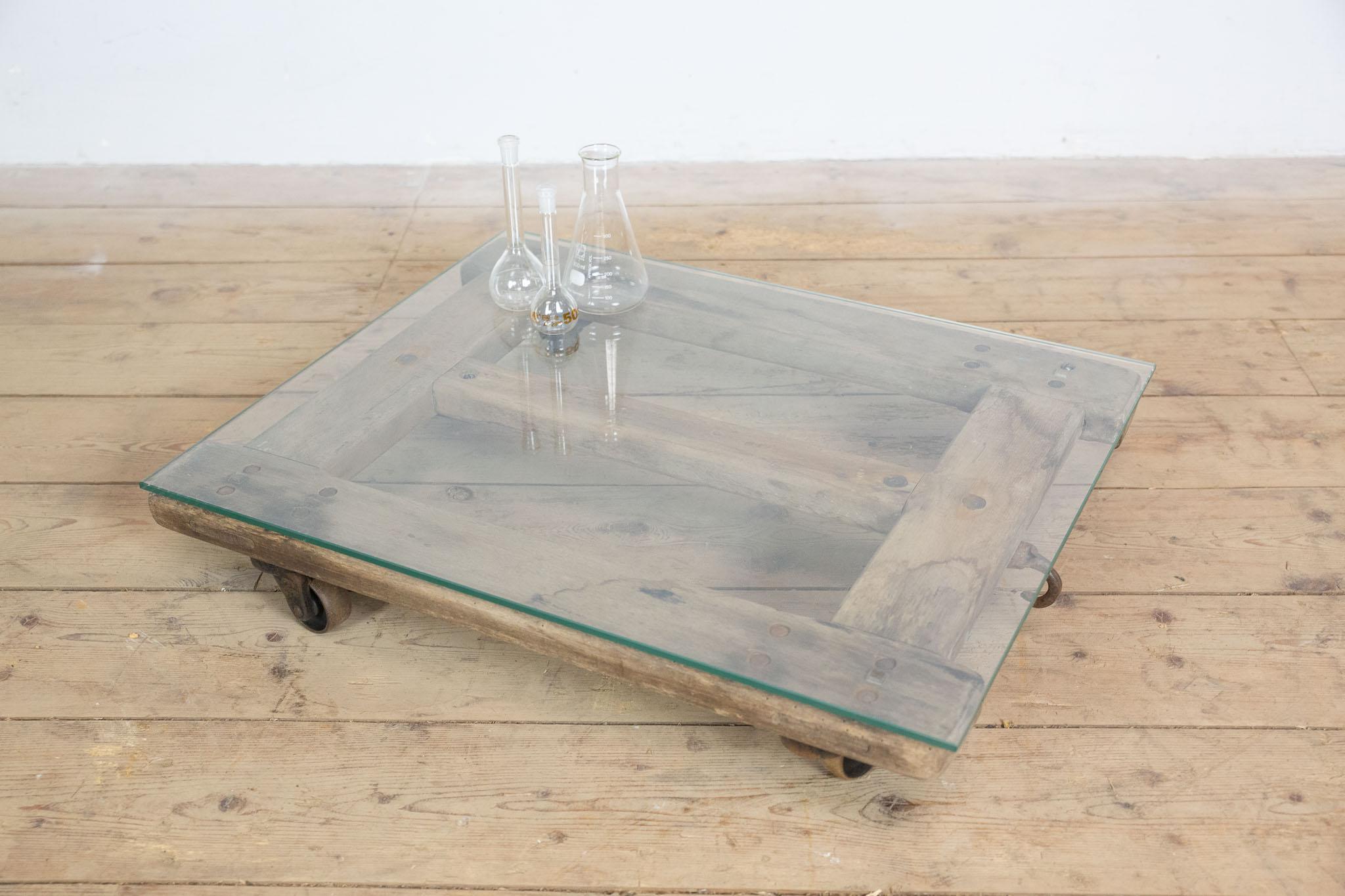 Table basse roulante en palette de hêtre avec plateau en verre, Vintage Byeche Bon état - En vente à Amsterdam, Noord Holland