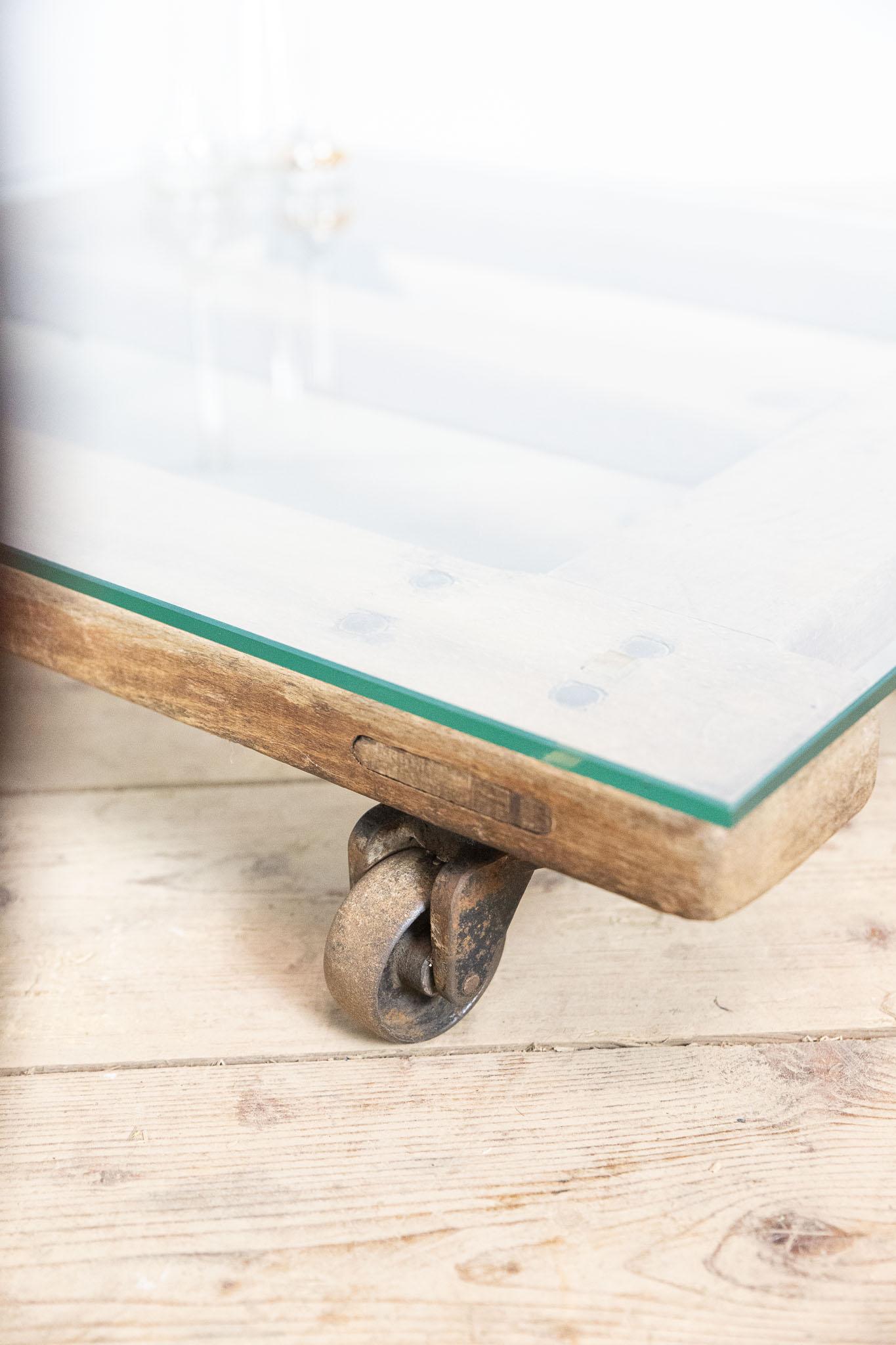 Tavolino vintage in pallet di Beeche della DDR con piano in vetro In condizioni buone in vendita a Amsterdam, Noord Holland