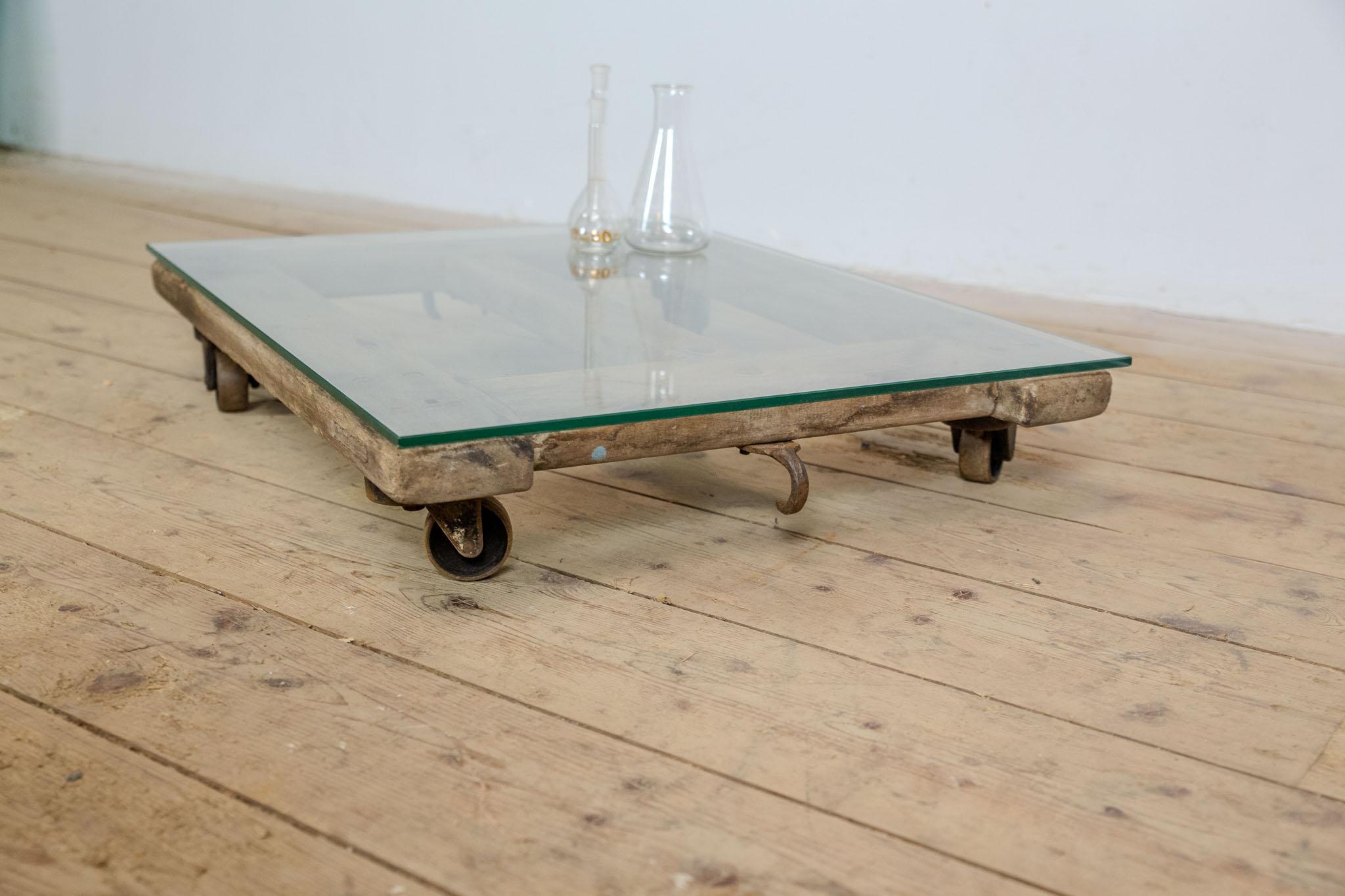 Milieu du XXe siècle Table basse roulante en palette de hêtre avec plateau en verre, Vintage Byeche en vente