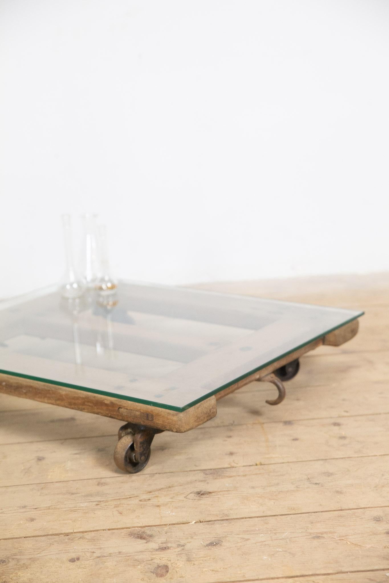 Metà XX secolo Tavolino vintage in pallet di Beeche della DDR con piano in vetro in vendita