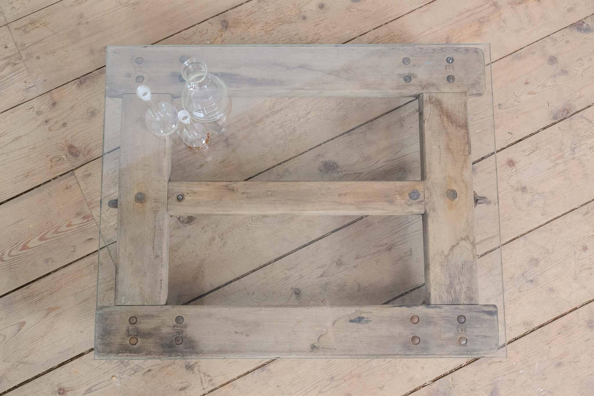 Acier Table basse roulante en palette de hêtre avec plateau en verre, Vintage Byeche en vente