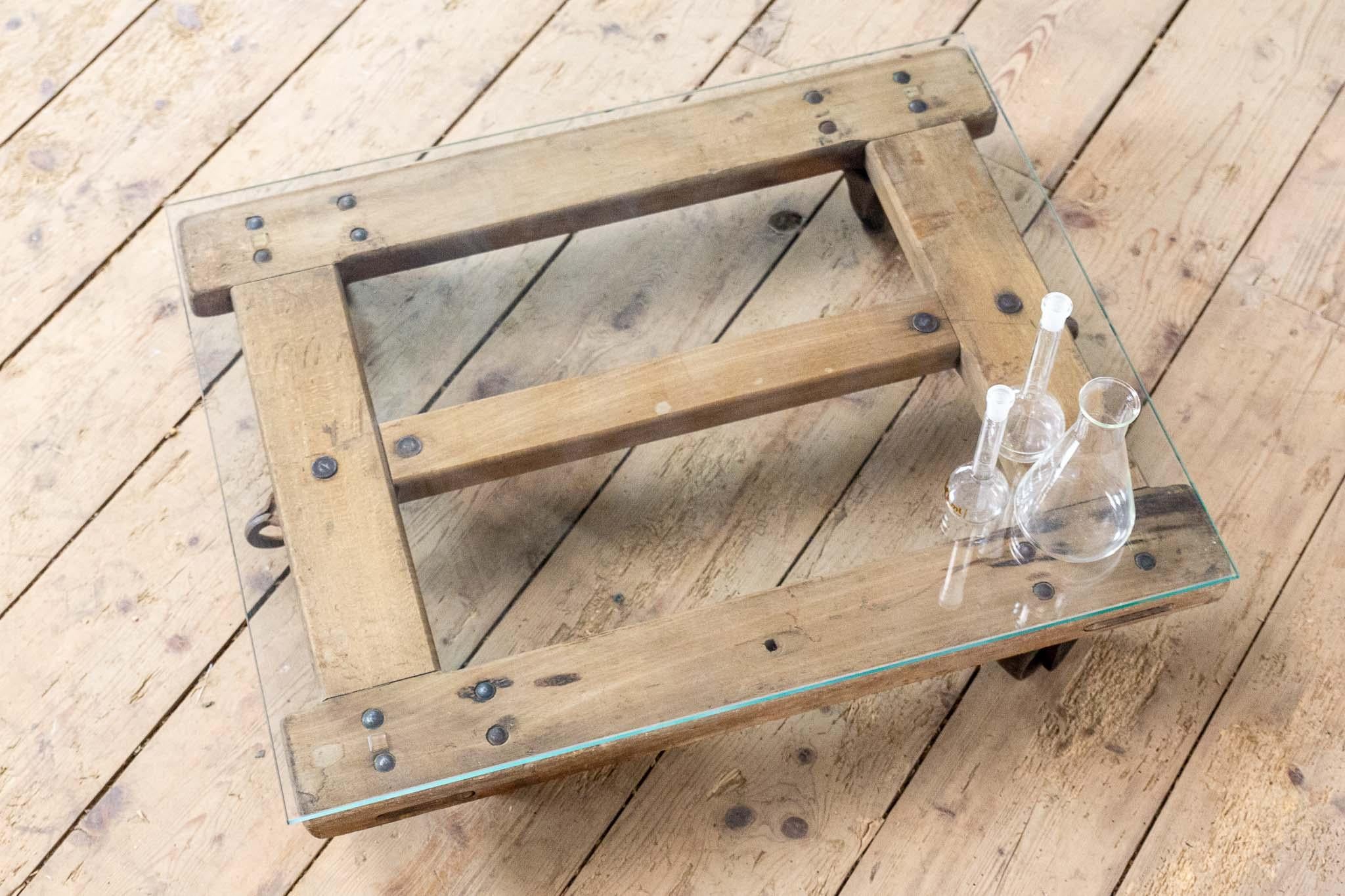 Acciaio Tavolino vintage in pallet di Beeche della DDR con piano in vetro in vendita