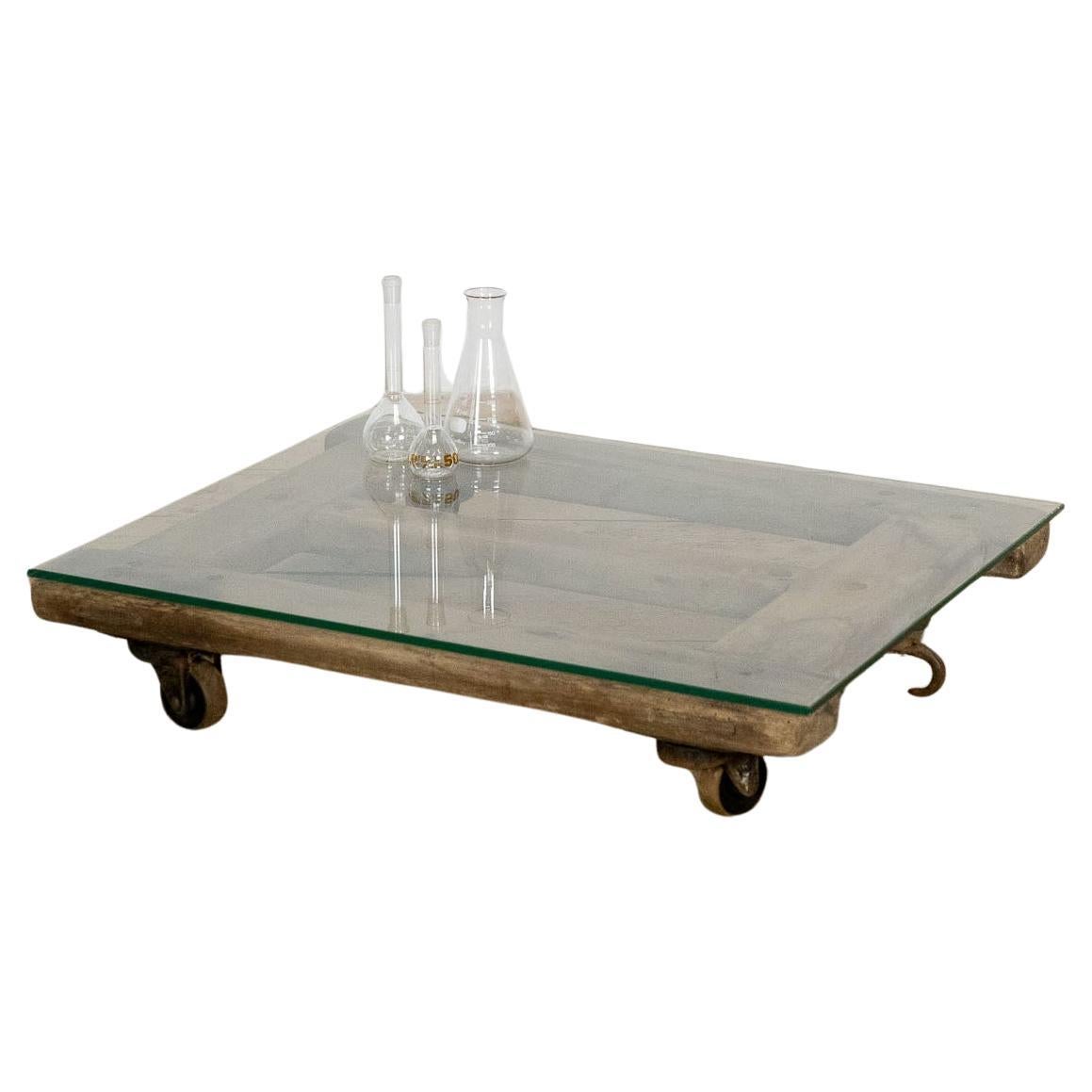 Table basse roulante en palette de hêtre avec plateau en verre, Vintage Byeche en vente