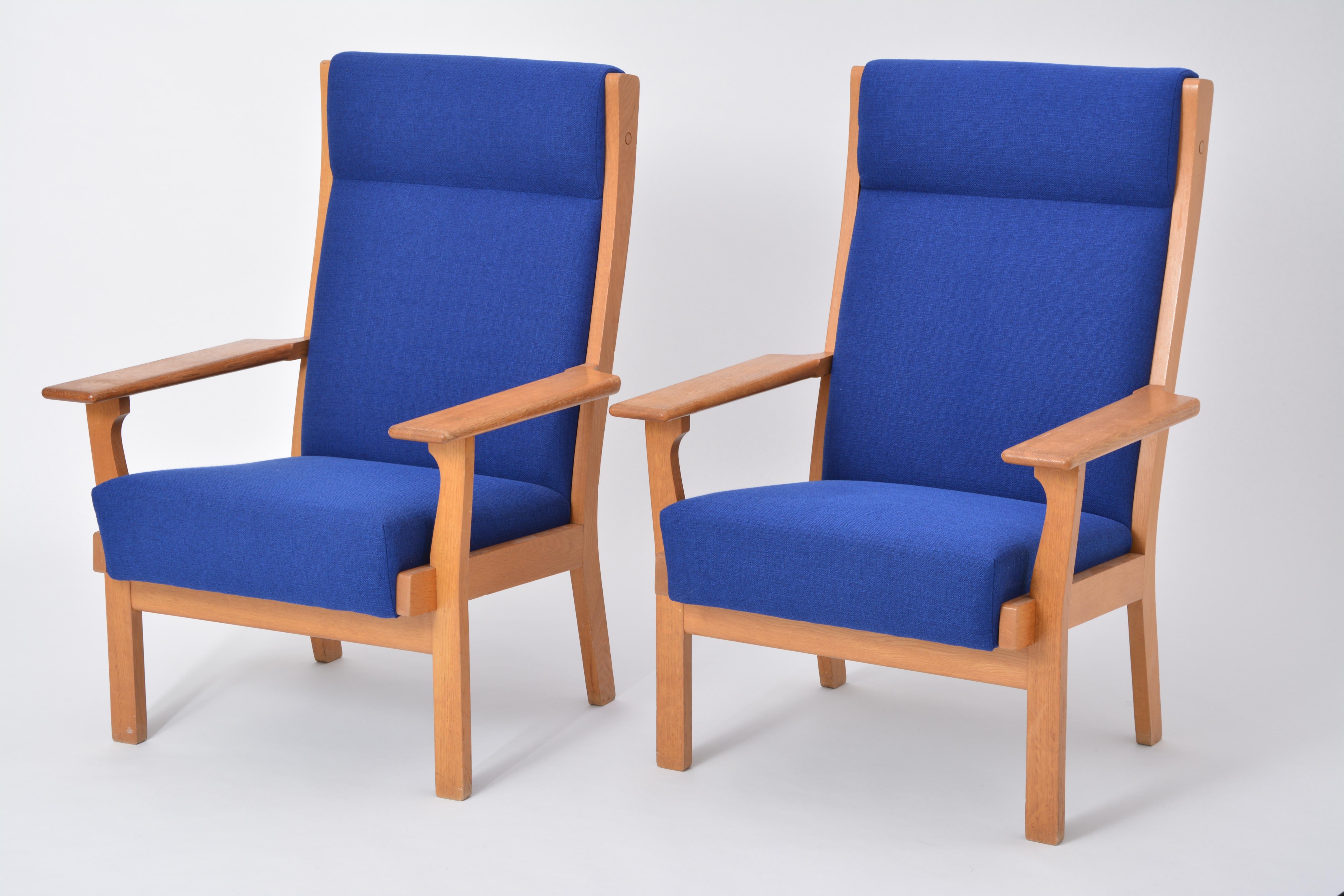 Set of Two Danish Mid-Century Modern GE 181 A chairs by Hans Wegner for GETAMA

This pair of armchairs (Model GE 181 A) was designed by Hans Wegner and produced by the Danish company GETAMA. The chairs are made from oak and have just been completely