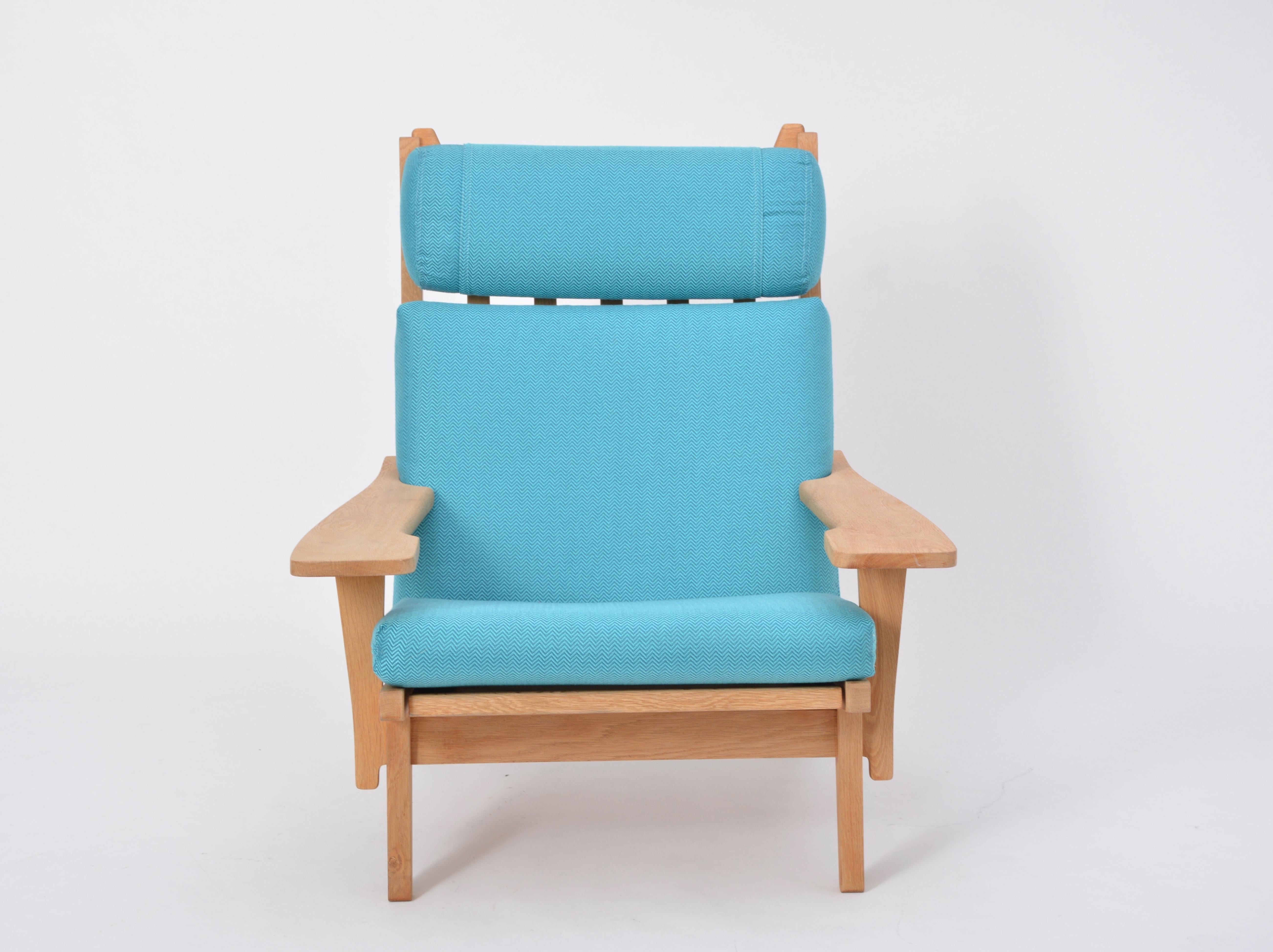 Turquoise Mid-Century Modern GE 375 Easy Chair by Hans J. Wegner for GETAMA  In Good Condition In Berlin, DE