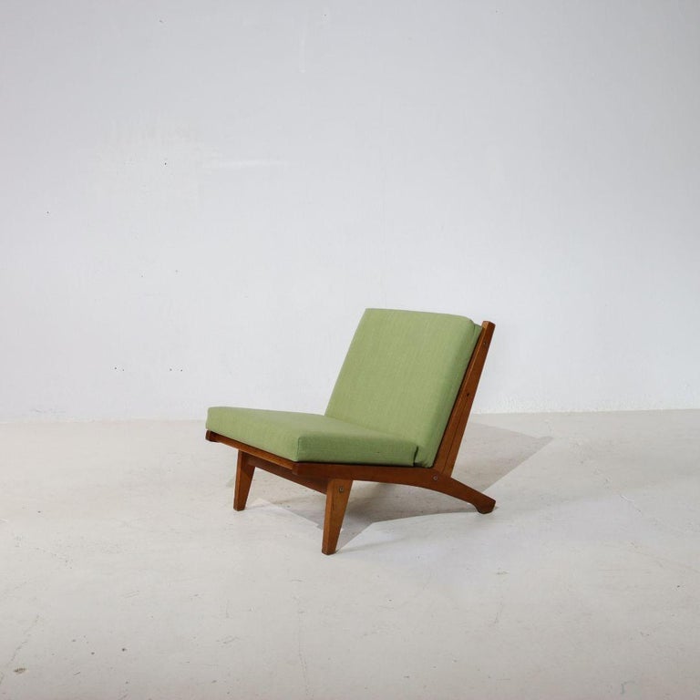 Beautiful Vintage Lounge chair model 'GE370' by Hans Wegner for Getama Denmark. The 1960s armchair has an ingenious solid oak frame. The cushions have been reupholstered. The webbing straps have been replaced by sturdy Pirelli webbing straps. The