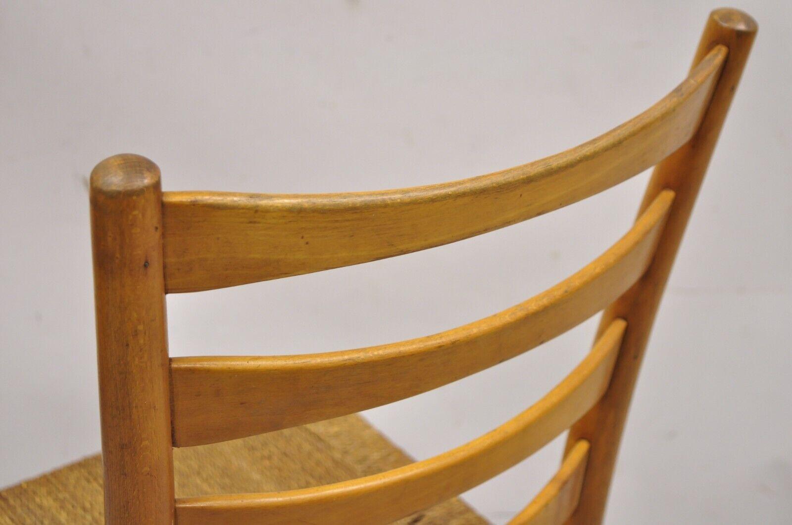 Schwedischer moderner Vintage-Beistellstuhl Gefa Gemla mit Leiterrückenlehne und Binsensitz, Mid-Century Modern im Angebot 4