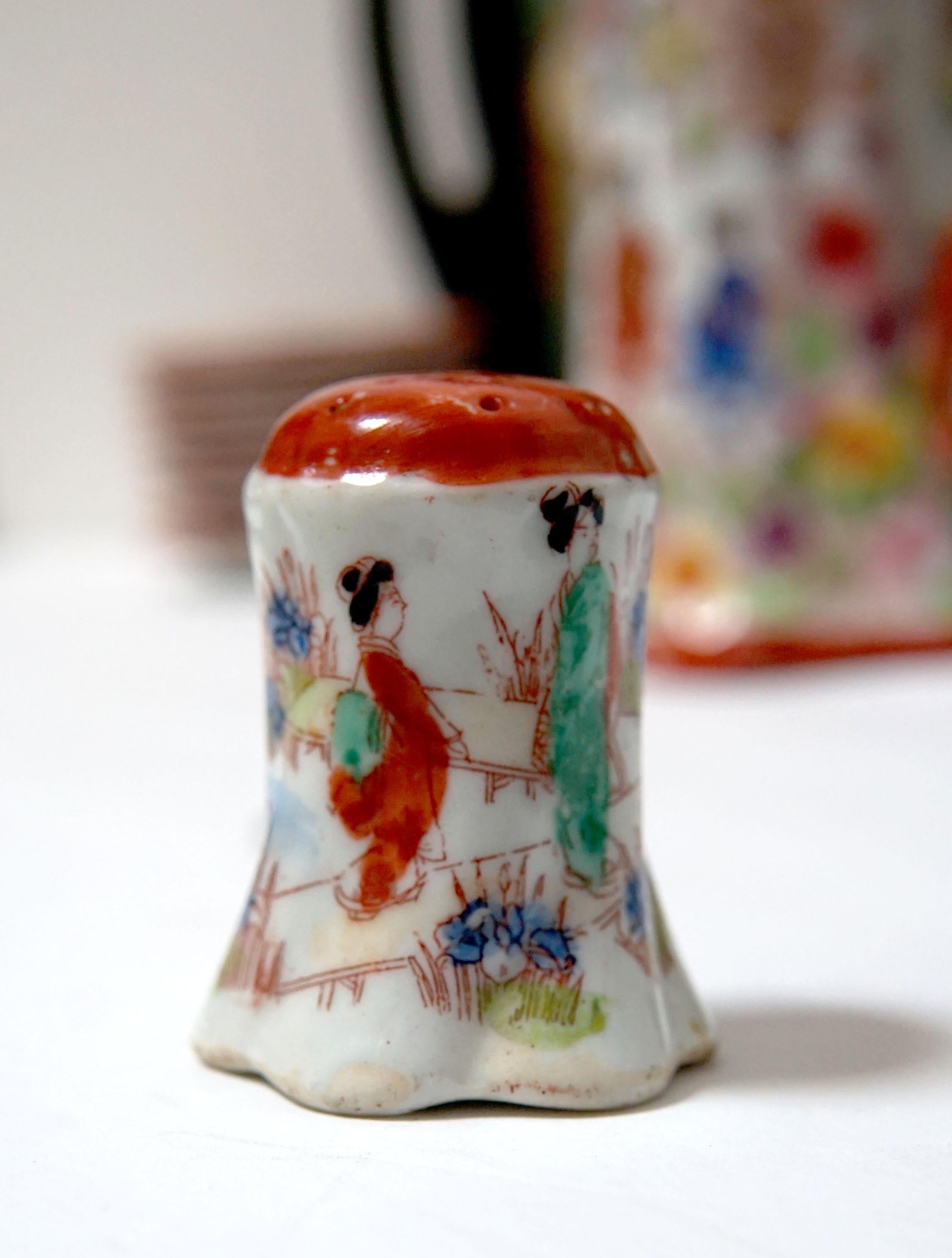 Vintage Geisha gemalt 21-teiliges japanisches Teeset mit Fuß und Lack Serviertablett (Japonismus) im Angebot