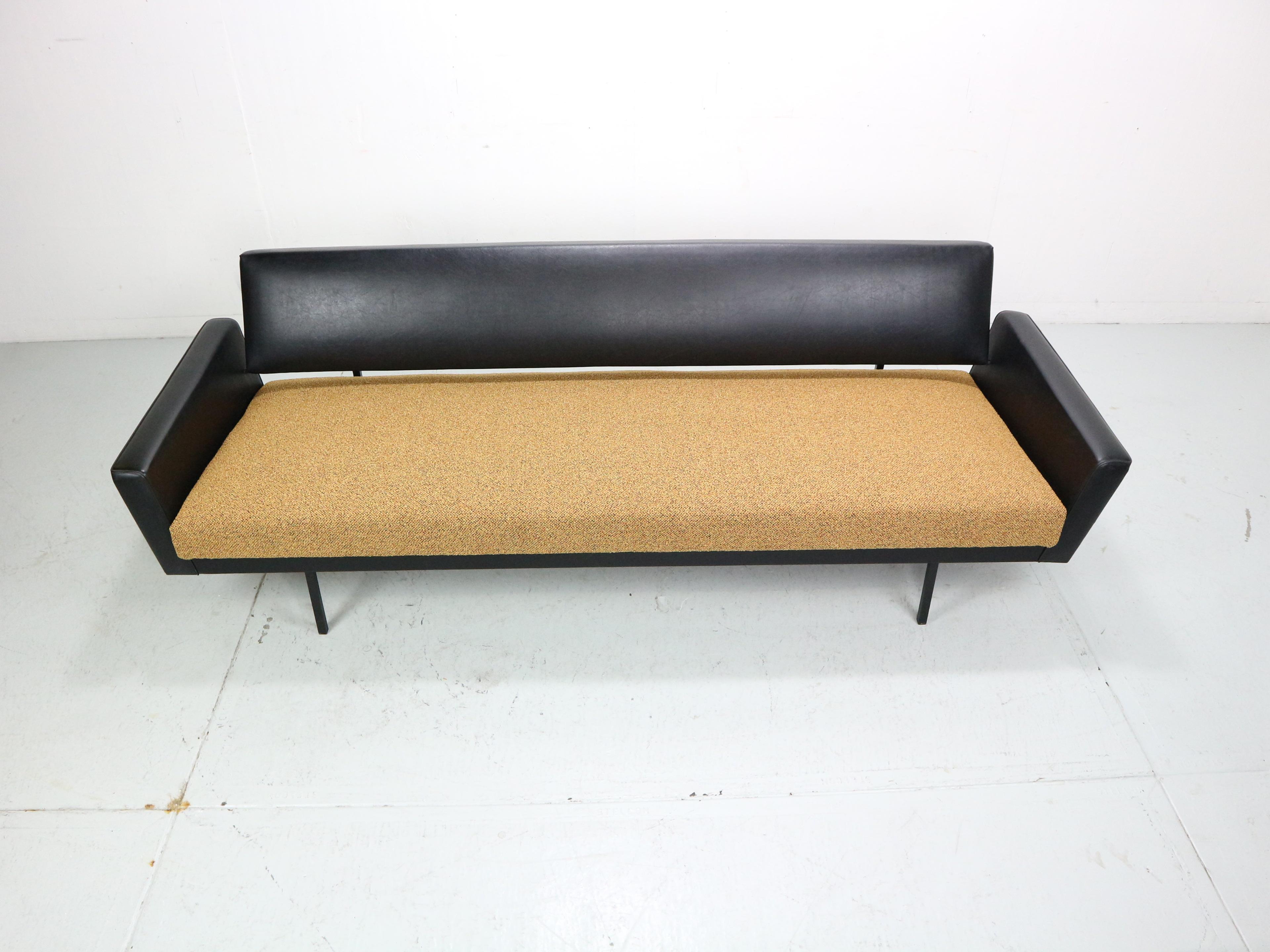 Mid-Century Modern Vintage Gelderland daybed sofa by Rob Parry, 1970s . New upholstery For Sale