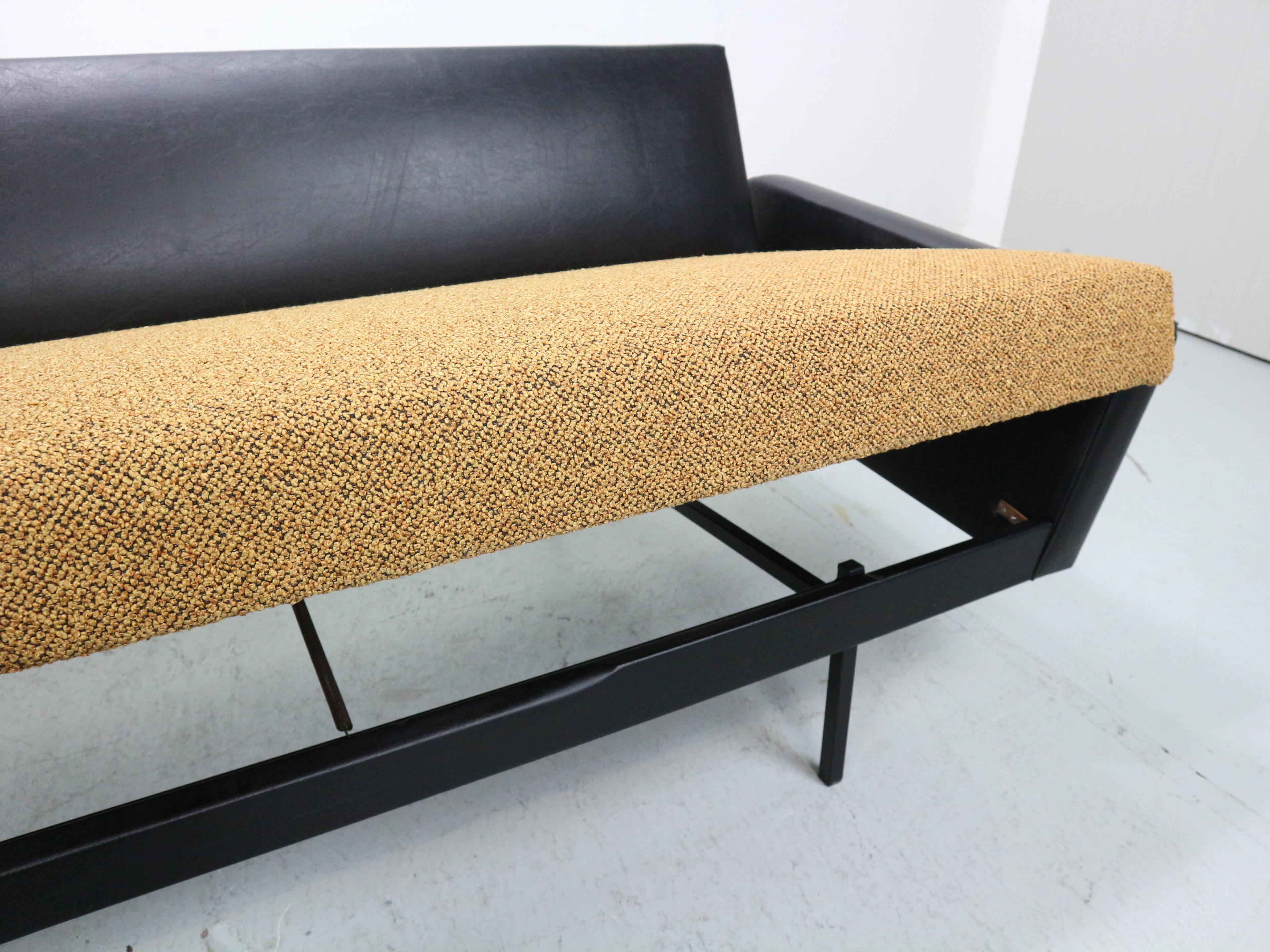 Vintage Gelderland daybed sofa by Rob Parry, 1970s . New upholstery In Good Condition For Sale In The Hague, NL
