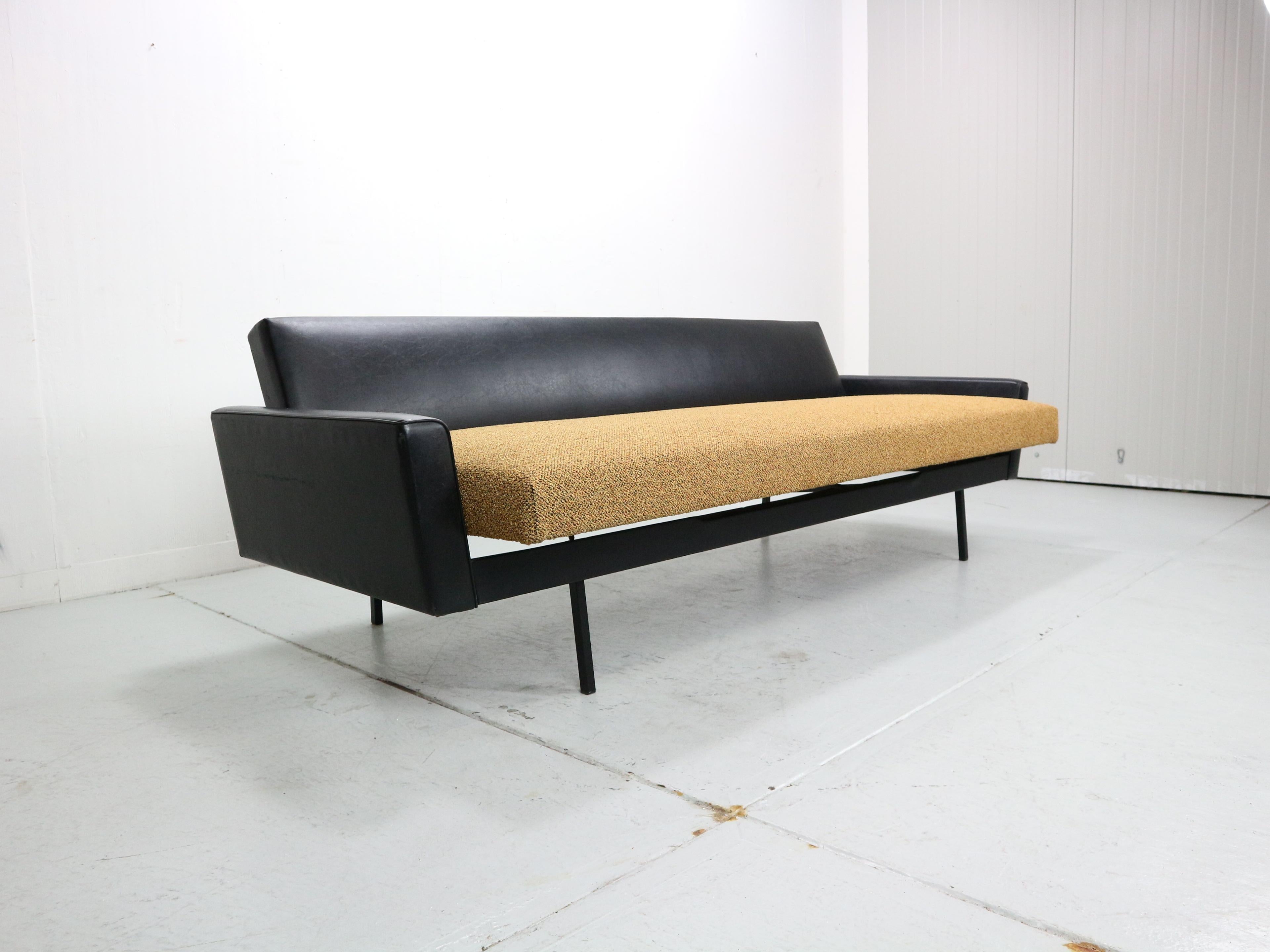 20th Century Vintage Gelderland daybed sofa by Rob Parry, 1970s . New upholstery For Sale