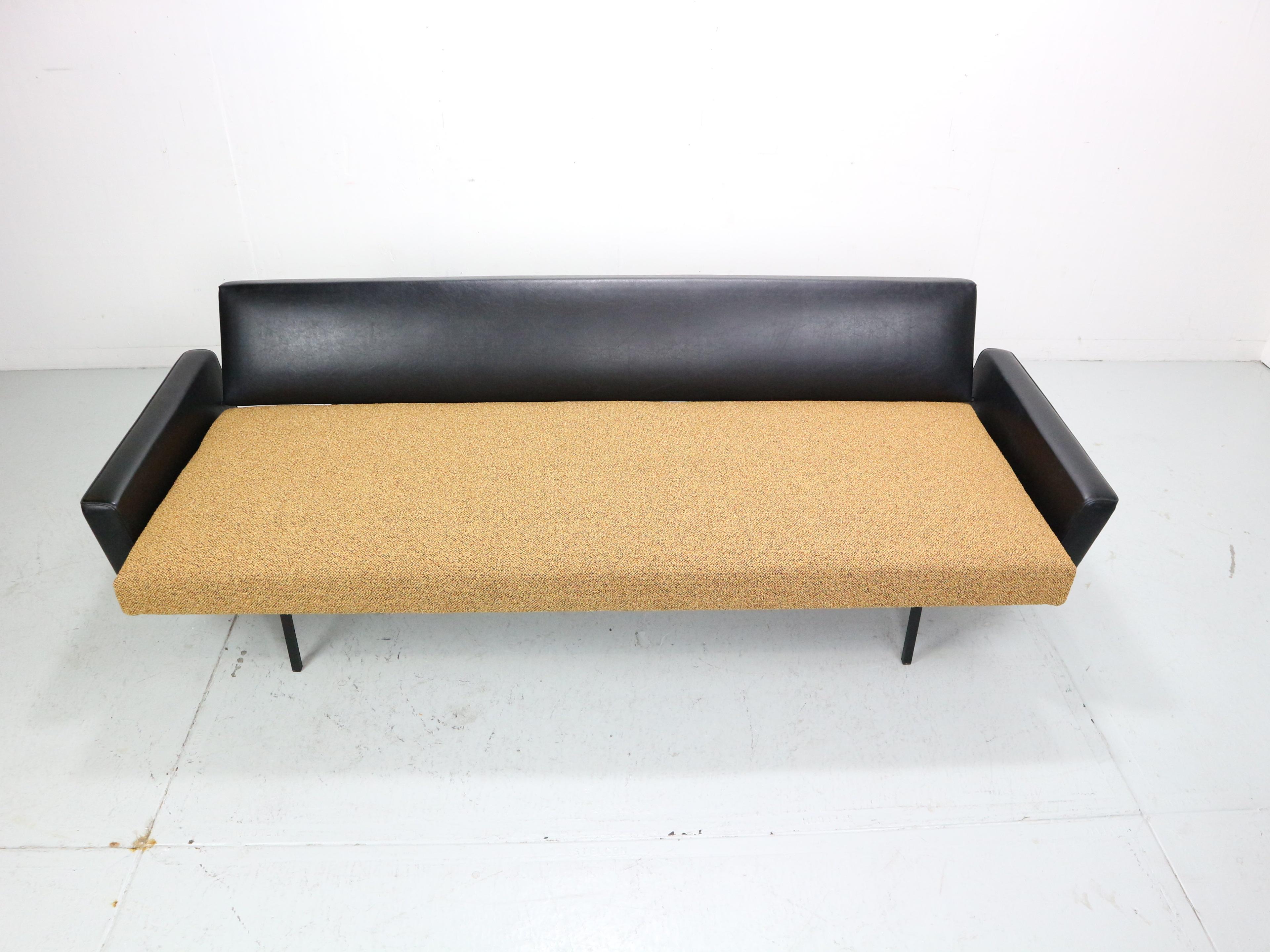 Metal Vintage Gelderland daybed sofa by Rob Parry, 1970s . New upholstery For Sale