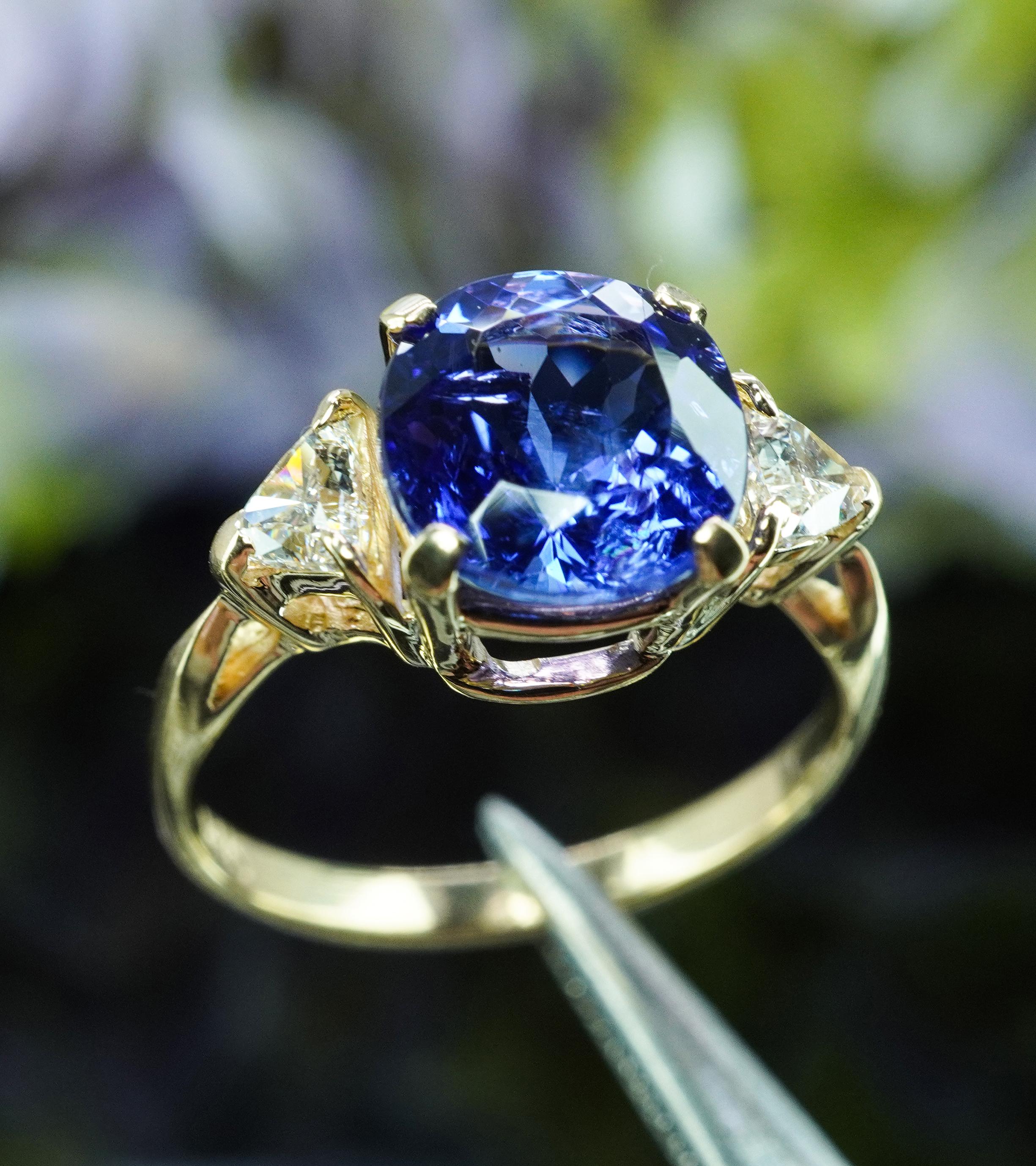 Taglio cuscino Gemma d'epoca Cuscino Tanzanite Trillion Diamante 3 pietre Anello in oro 14K in vendita