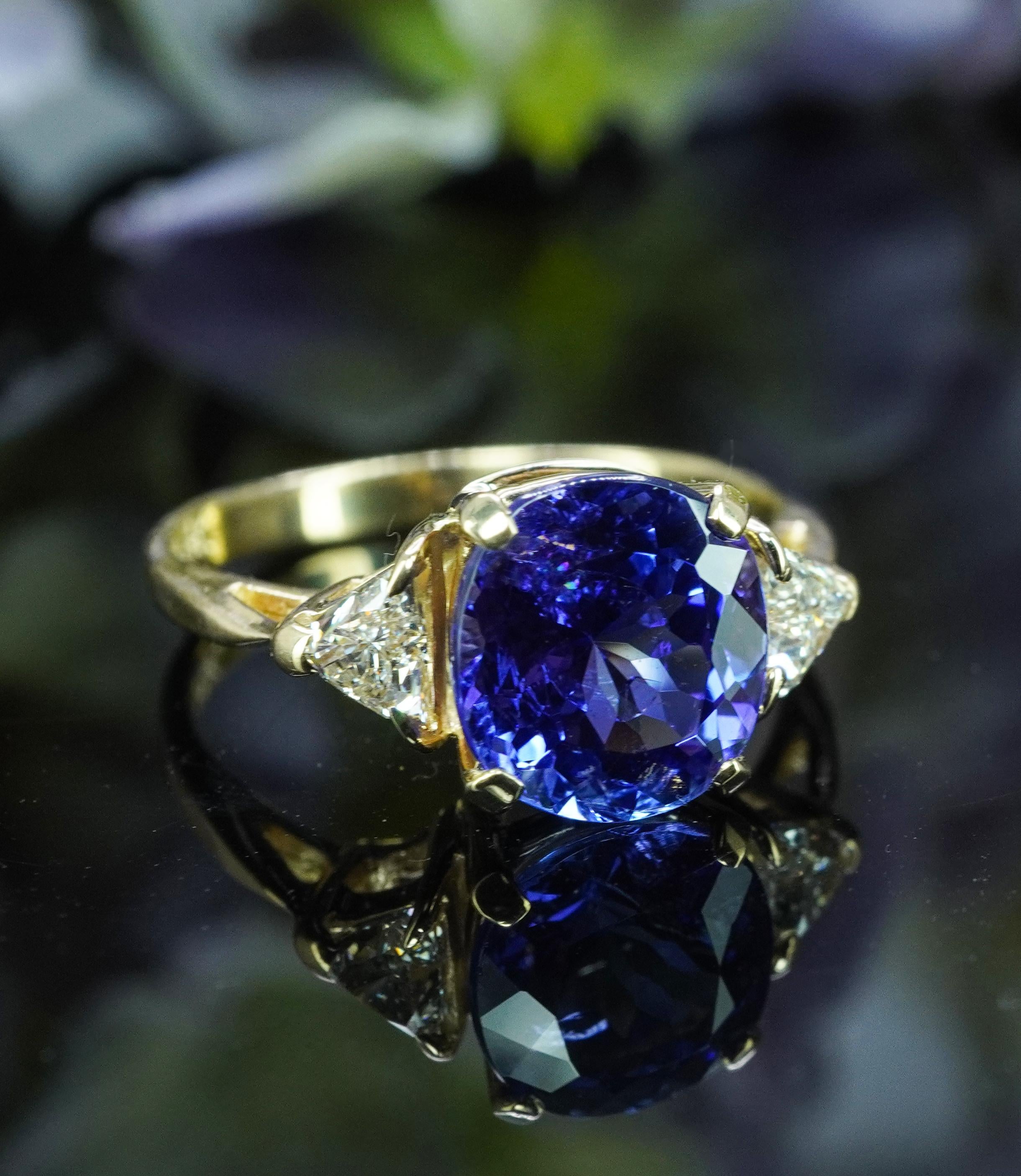Donna Gemma d'epoca Cuscino Tanzanite Trillion Diamante 3 pietre Anello in oro 14K in vendita