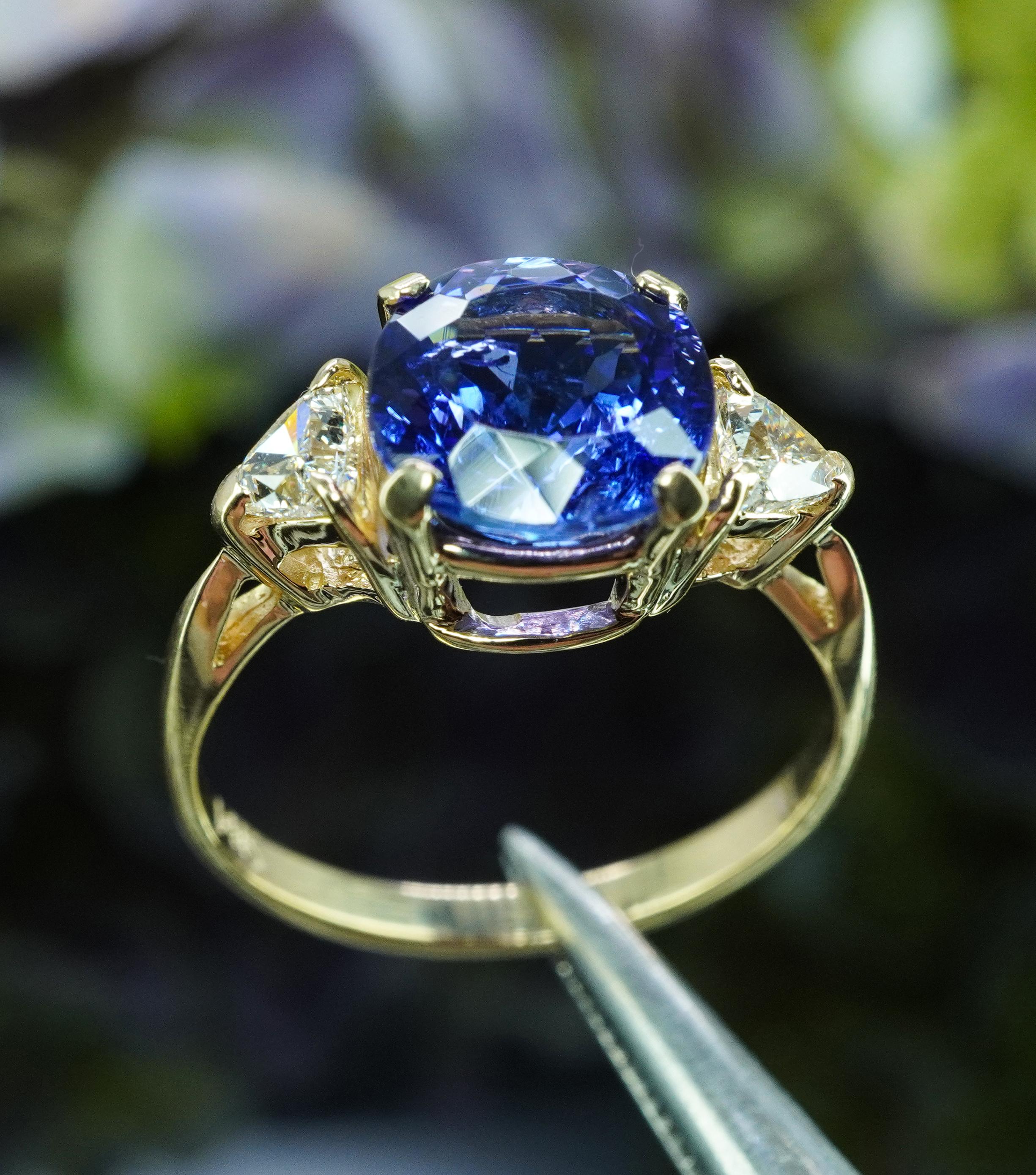 Gemma d'epoca Cuscino Tanzanite Trillion Diamante 3 pietre Anello in oro 14K in vendita 1