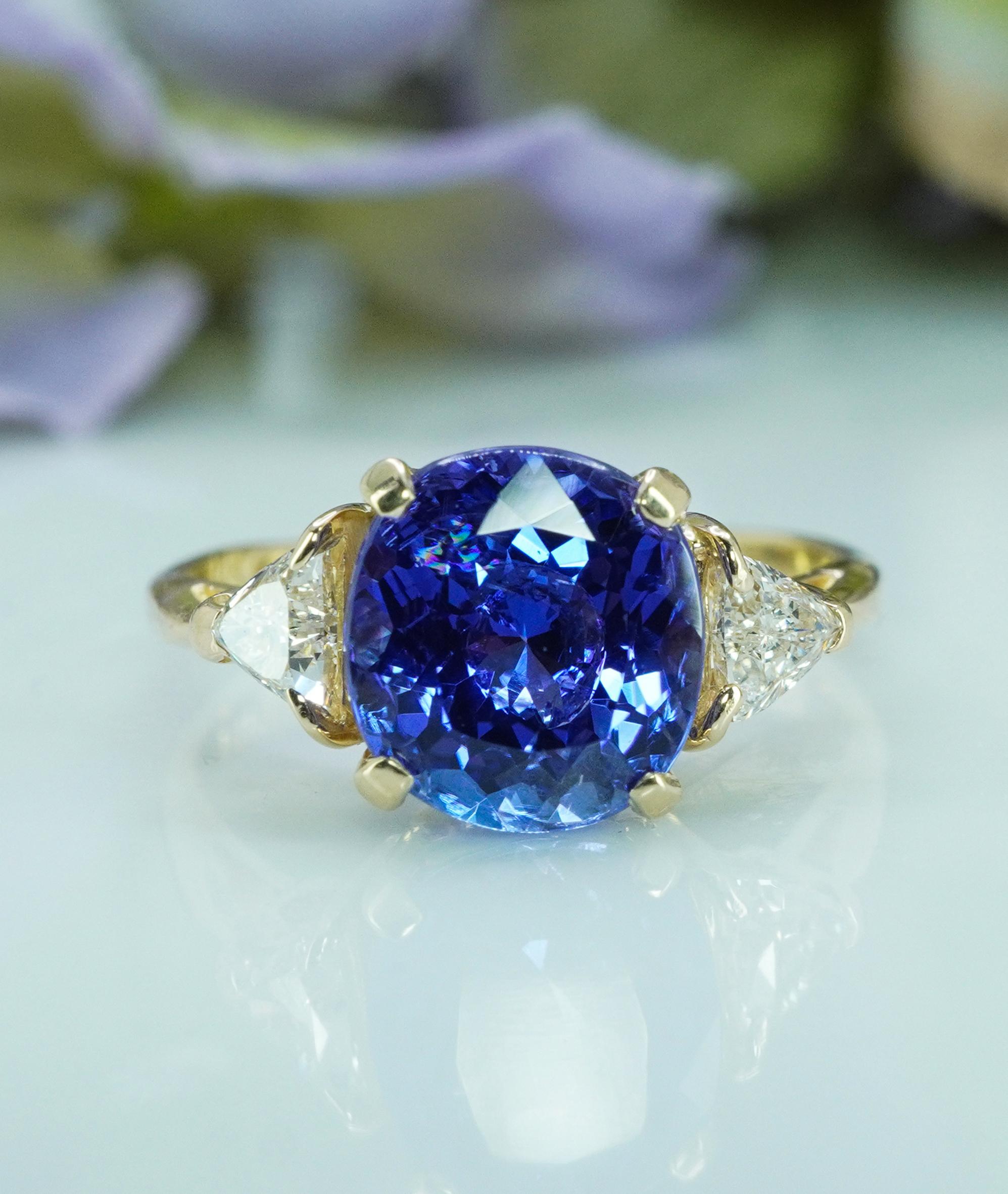 Gemma d'epoca Cuscino Tanzanite Trillion Diamante 3 pietre Anello in oro 14K in vendita 2
