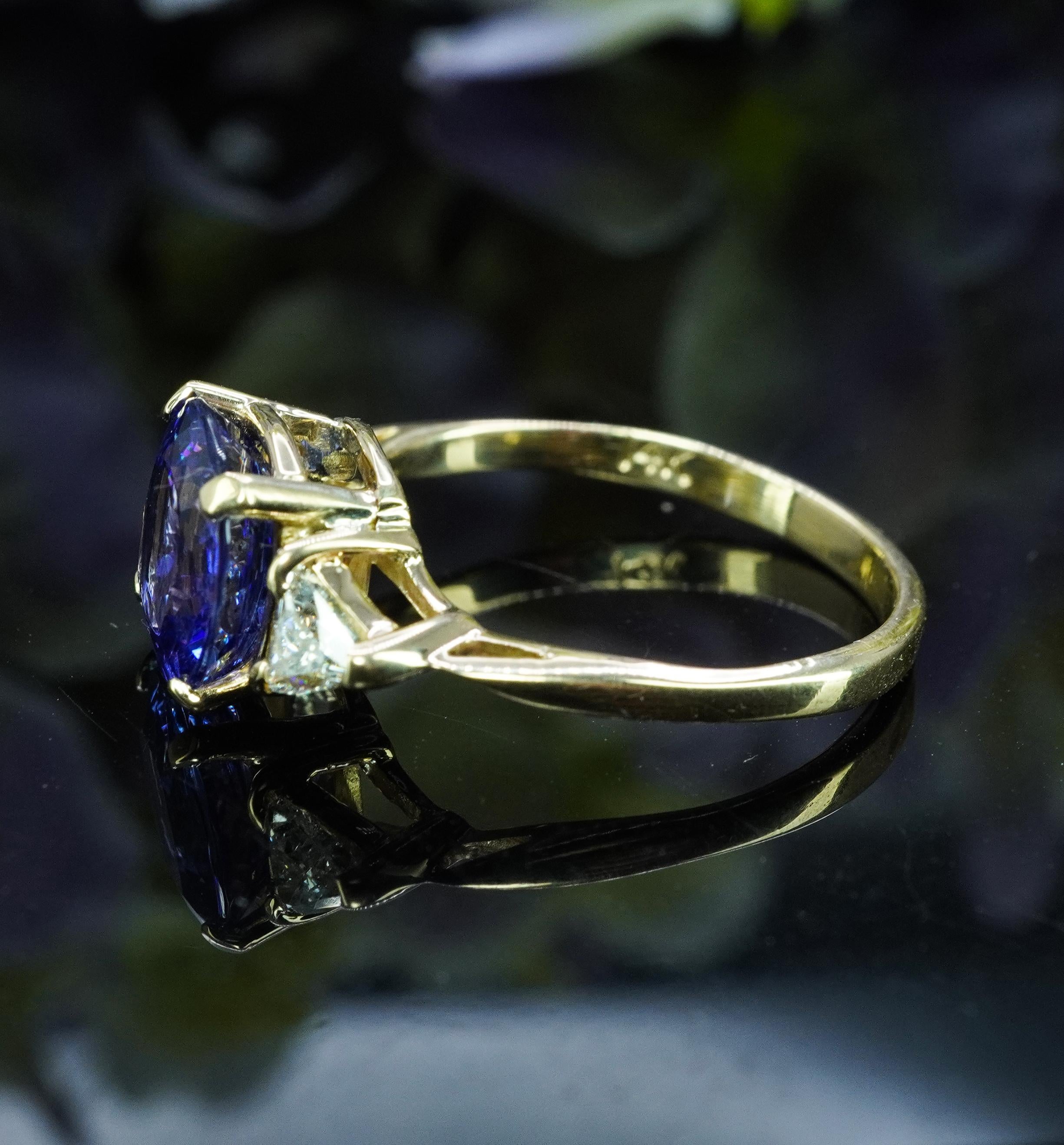 Gemma d'epoca Cuscino Tanzanite Trillion Diamante 3 pietre Anello in oro 14K in vendita 4