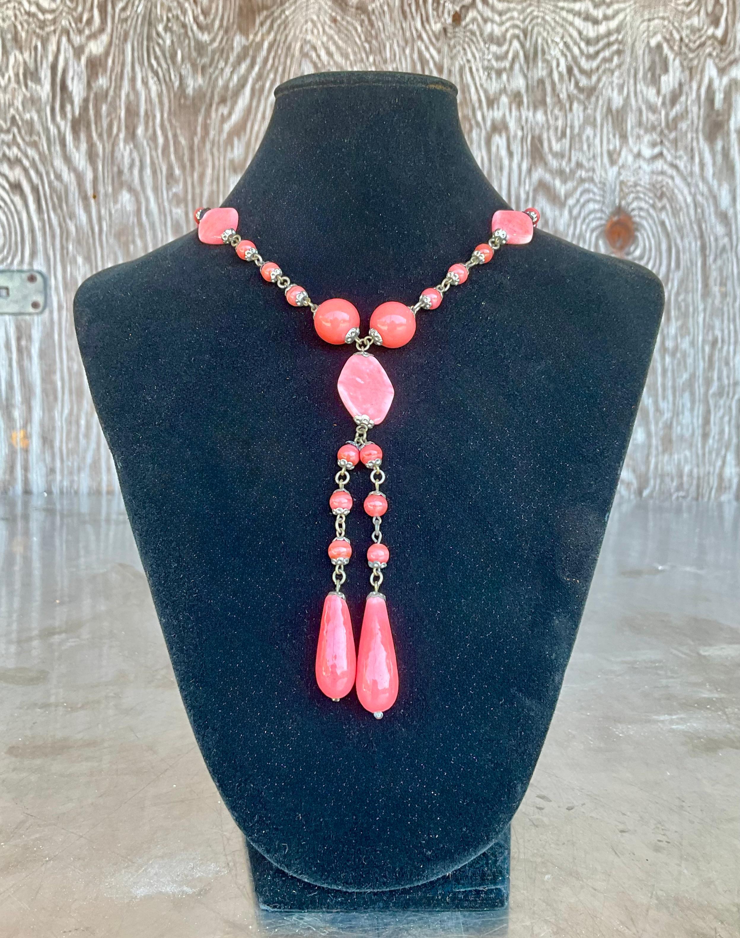 Diese Perlenkette mit Vintage-Edelsteinen ist von den warmen, sonnenverwaschenen Farben der Koralle inspiriert. Mit einer exquisiten Mischung aus echten Edelsteinperlen in sanften Korallen-, Pfirsich- und Lachstönen strahlt dieses Stück eine