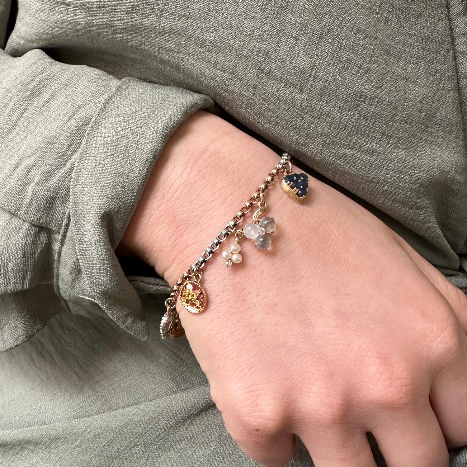 Charm-Armband aus Edelsteinen, Emaille, Gold und Platin im Zustand „Gut“ im Angebot in London, GB