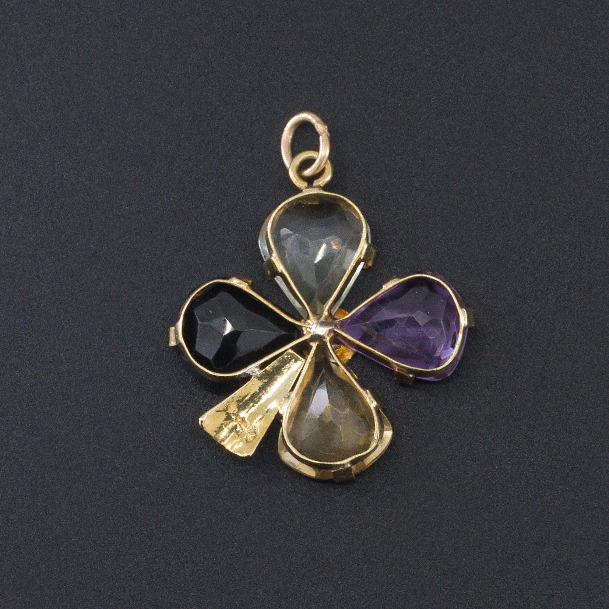 Ein universelles Glückssymbol, das Sie überallhin mitnehmen können!

Dieses Edelsteinkleeblatt ist aus 18k Gold und stammt aus den 1960er Jahren. Das Stück ist mit Amethyst, Citrin, Aquamarin und tiefgrünem Turmalin besetzt. Sie ist mit 