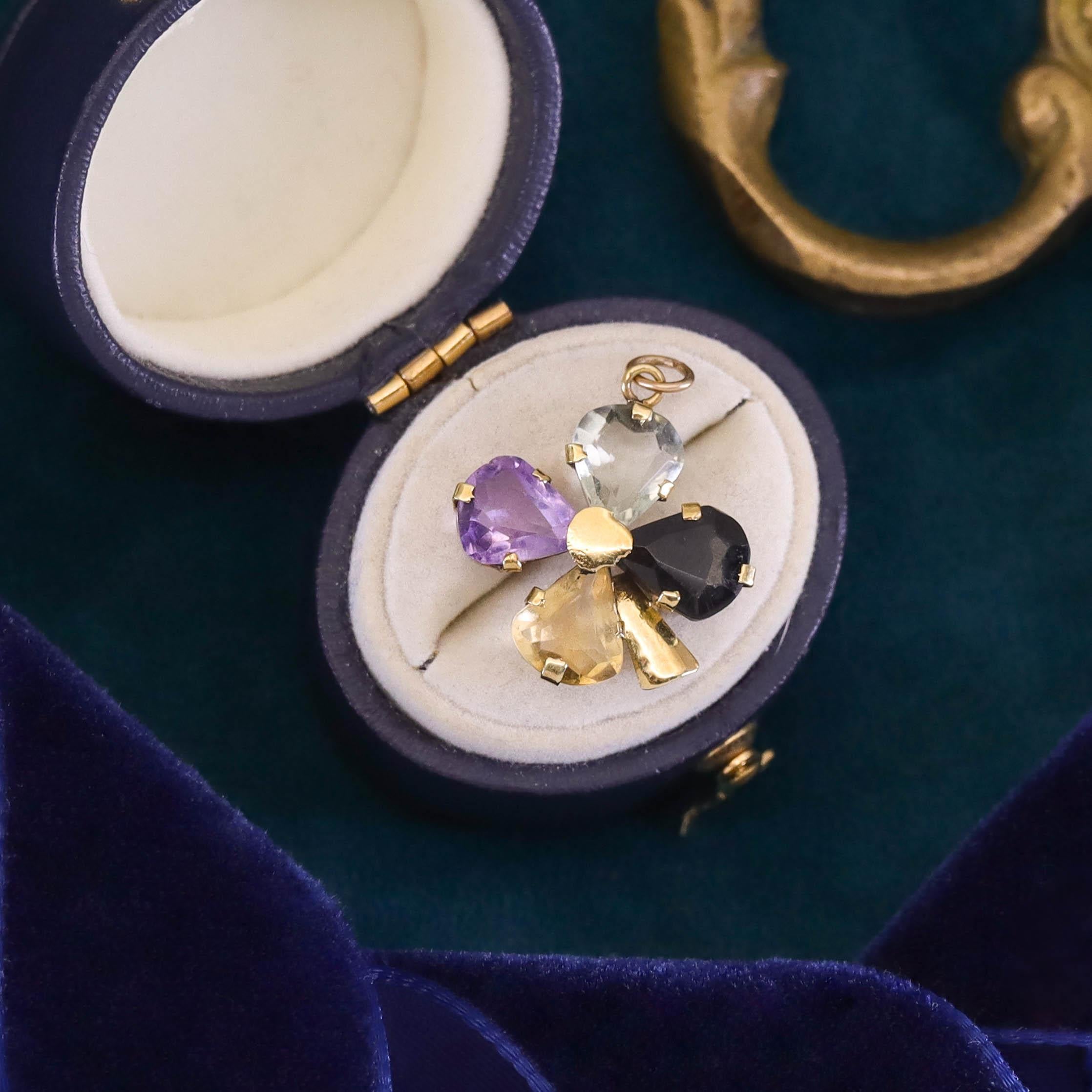 Vintage Edelstein vierblättrige Kleeblatt Charme oder Anhänger von 18k Gold Damen im Angebot