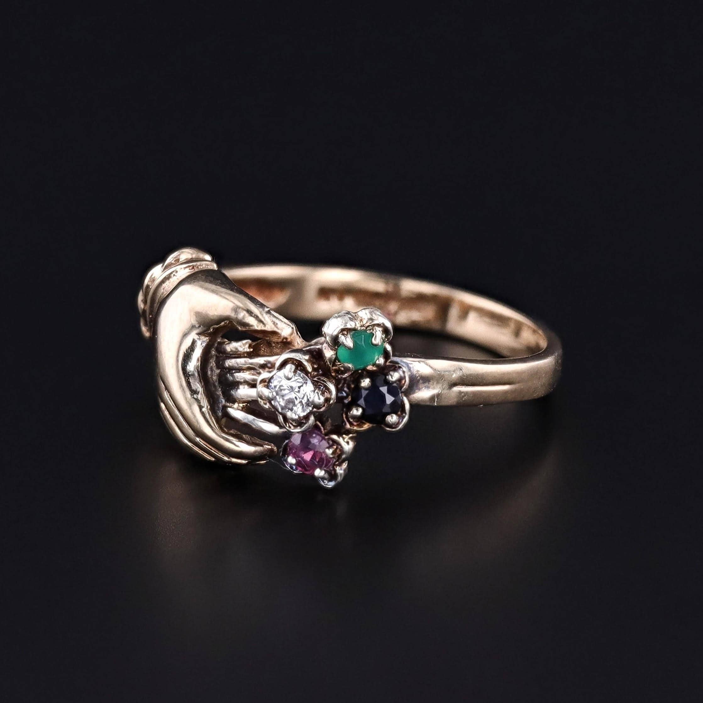 Bague de main vintage : Cette bague vintage (circa 1970) représente une main en 9ct serrant un bouquet de 