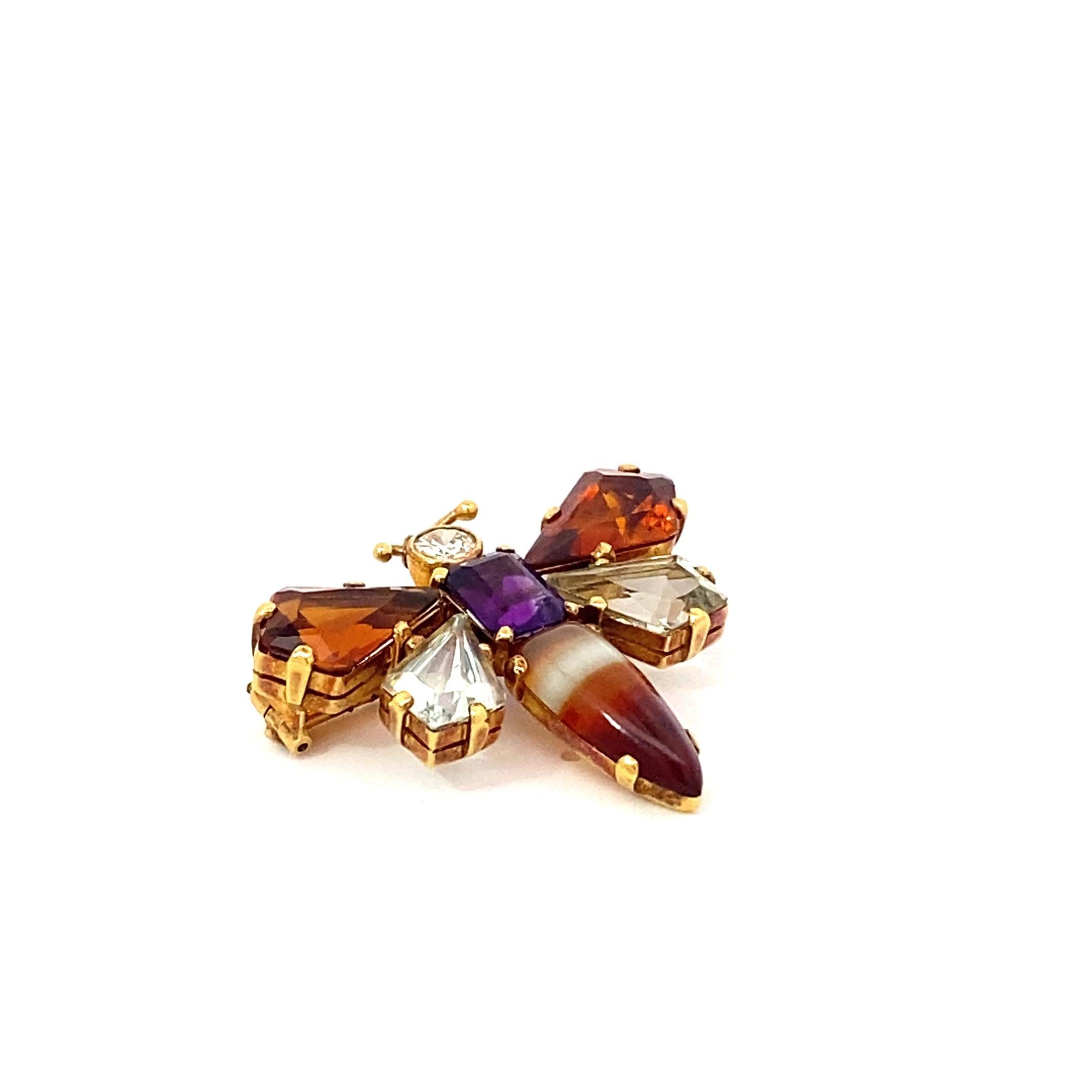 Una versión caprichosa del broche insecto. Esta hermosa mariposa presenta piedras de ágata, amatista, citrino y cuarzo. Una salpicadura de color realmente encantadora. Perfecta para una velada primaveral o una cabriola en el jardín.

Estado: