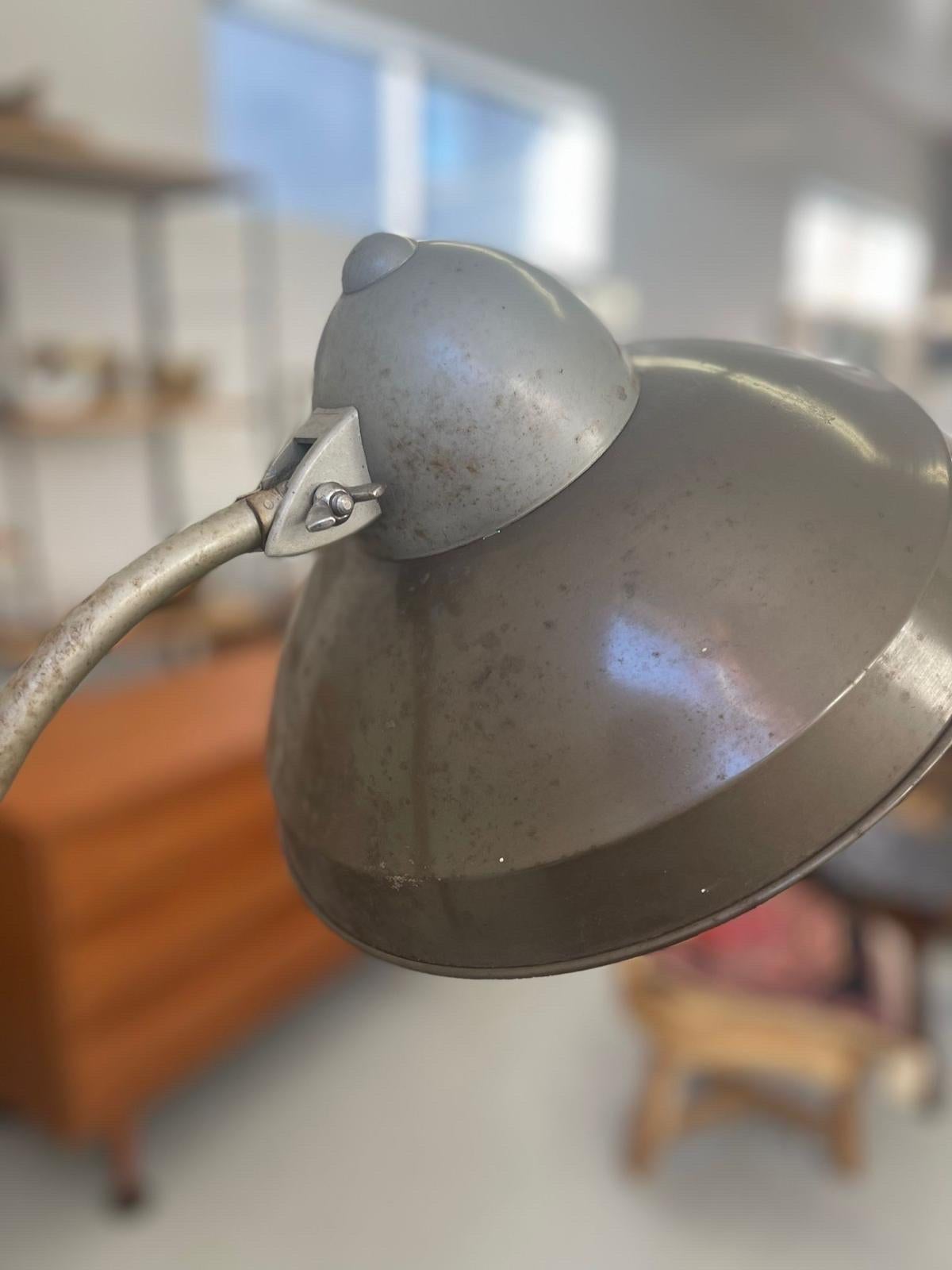 Vintage General Electric Sunlamp Lm-4 Floor Lamp In Good Condition For Sale In Seattle, WA
