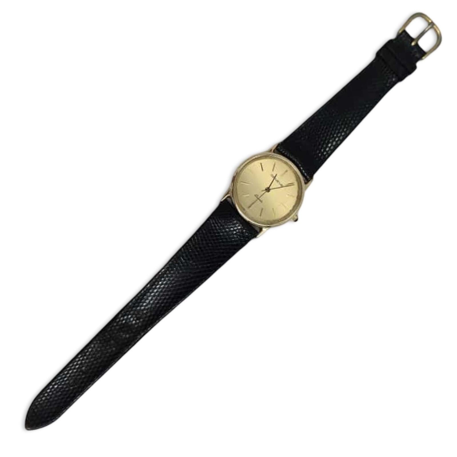 Un classico e raffinato orologio da polso vintage Genève, realizzato in oro giallo massiccio 14 carati, che mostra la sobria eleganza svizzera. Il quadrante in oro spazzolato presenta indici a bastone minimalisti e sottili lancette in oro,