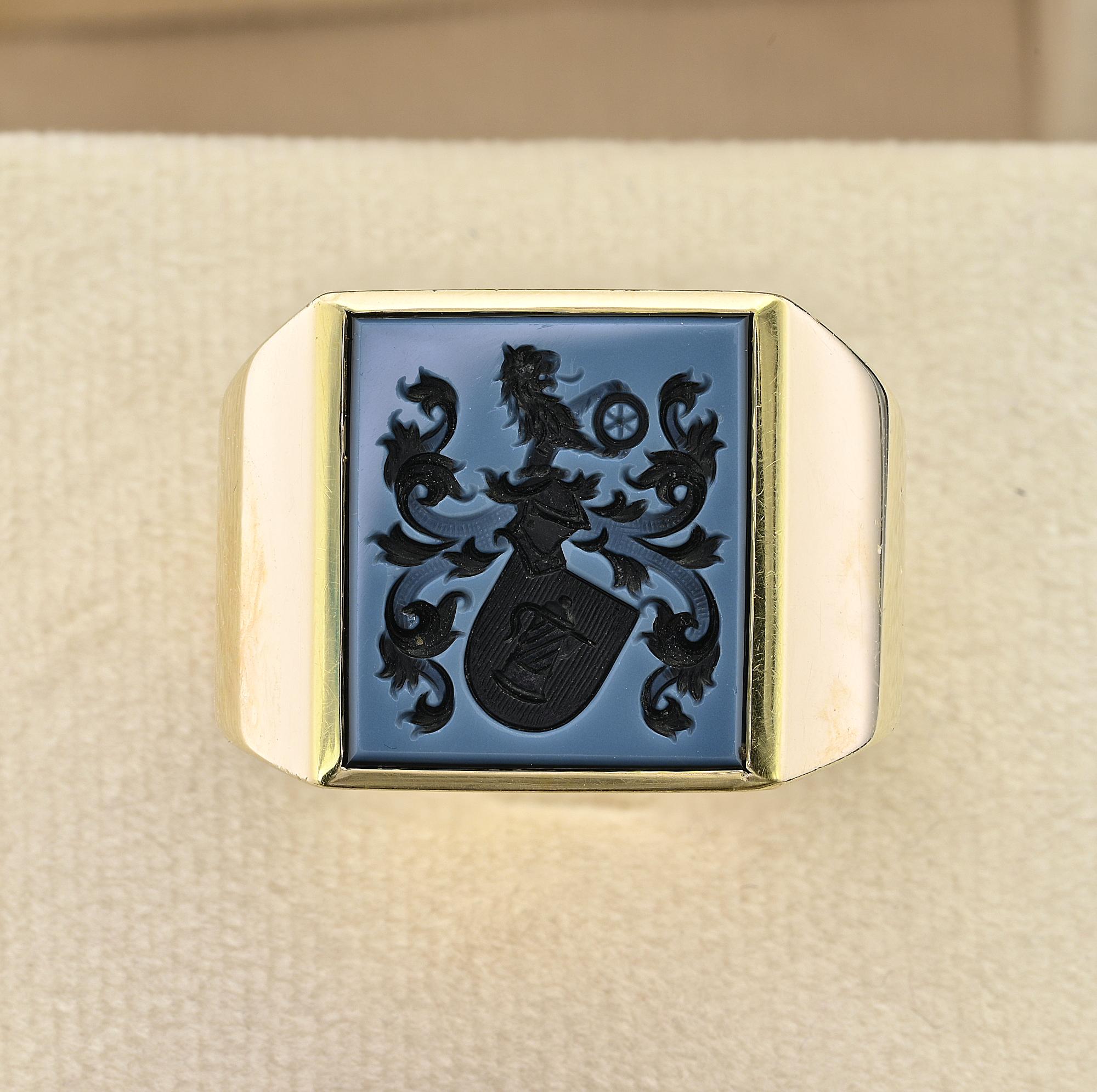 Retro Vintage Gent Sardonyx Intaglio Crest Signet Ring 14 KT Size  13 For Sale