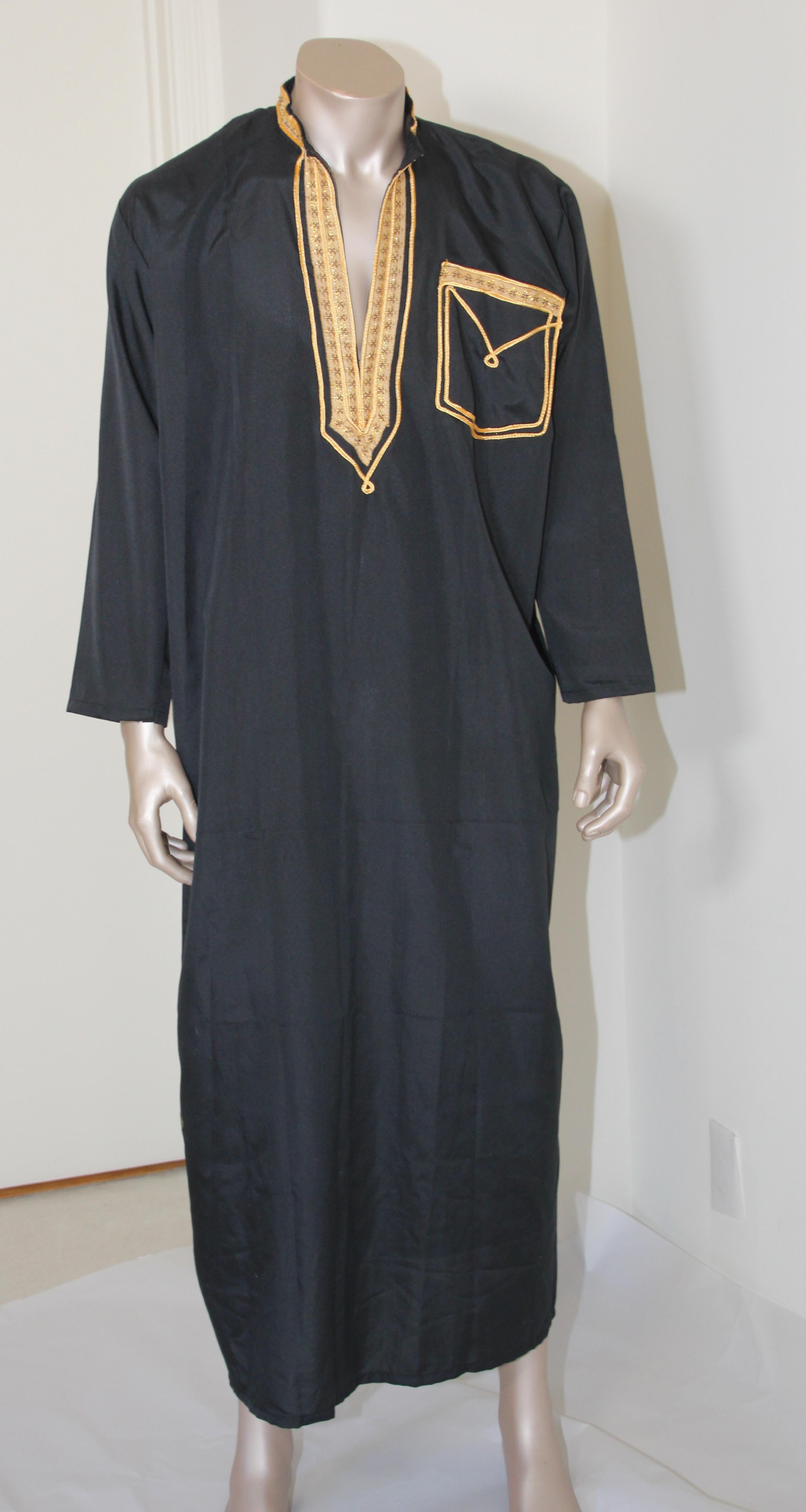 Vintage Middle Eastern gentleman black caftan with yellow gold trim,
circa 1970.
This vintage kaftan features a traditional neckline and a pocket with gold trim and long sleeves.
From the Middle East to North Africa, like Morocco, fashion