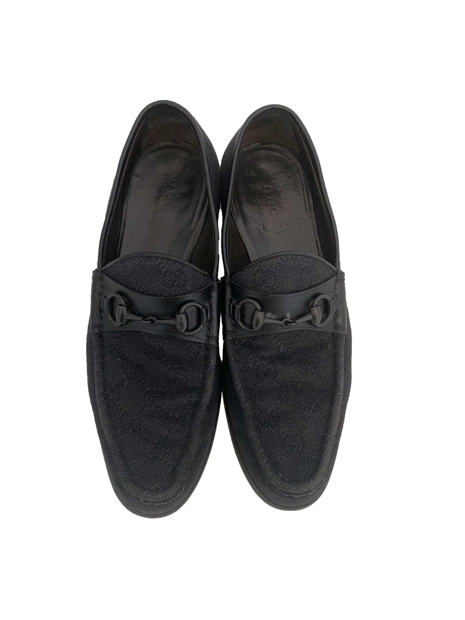 Herren-Slipper mit Monogramm aus Canvas von Gucci. Obermaterial aus anthrazitfarbenem Canvas mit Monogrammen und schwarzem Lederbesatz. Schwarze Horsebit-Details im typischen Gucci-Stil mit 3 cm hohem Pfennigabsatz. Sohlen aus Leder. Hergestellt in