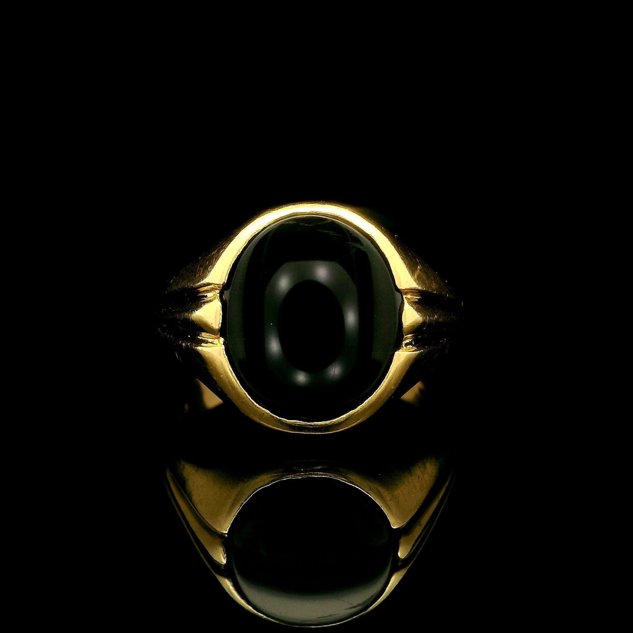 -Piedra(s)-
(1) Ónice auténtico natural - Corte oval - Bisel engastado - Color negro pulido - 13,4x11,3 mm (aprox.)

Material: Oro amarillo macizo de 18 quilates 
Peso: 7,62 gramos
Tamaño del anillo: 10.5 ( ajustado al dedo, ponte en contacto con