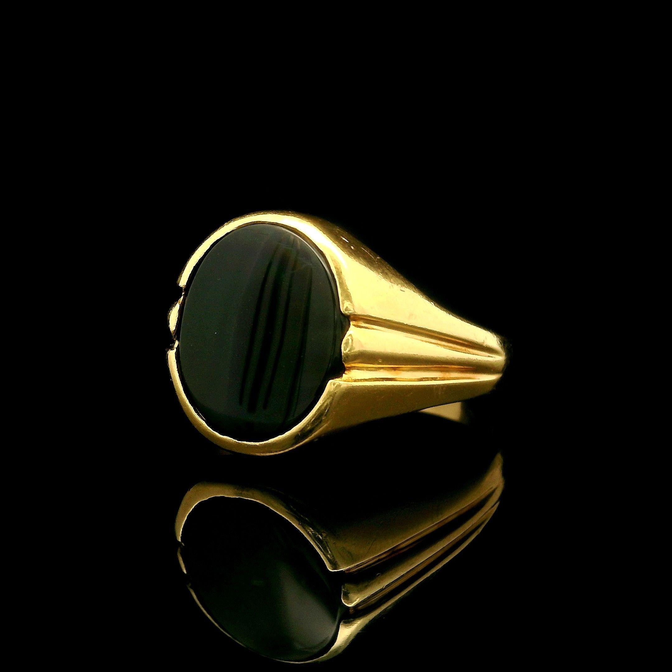 Anillo solitario de �ónix negro pulido y ovalado de oro amarillo de 18 quilates para caballeros vintage en Bueno Estado en Montclair, NJ