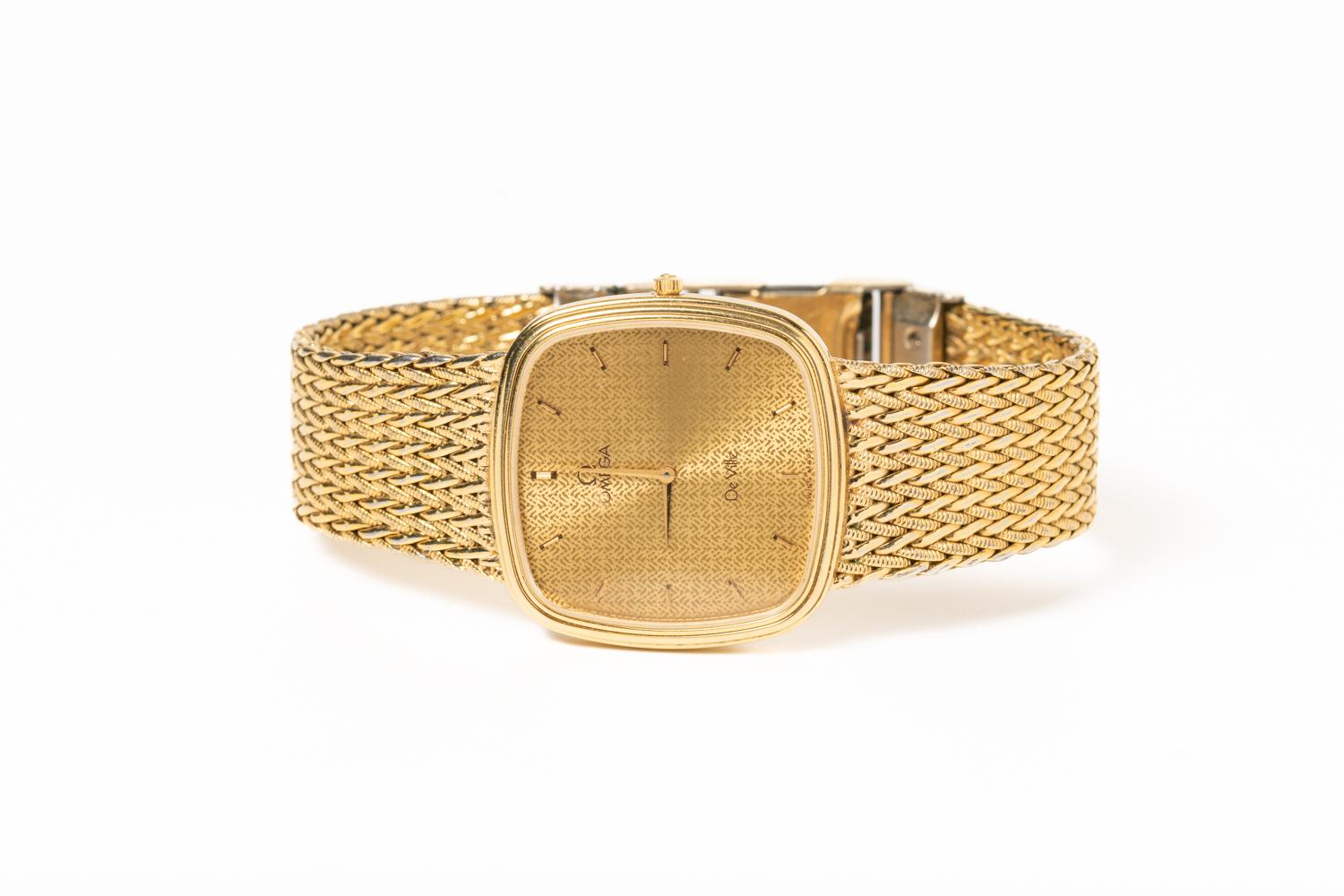 Une élégante et classique Omega De Ville Quartz des années 1980 avec un bracelet en or original et superbe et un cadran de montre en or qui l'accompagne. Avec son look intemporel, cette Omega allie l'esthétique minimaliste des années 80 à la