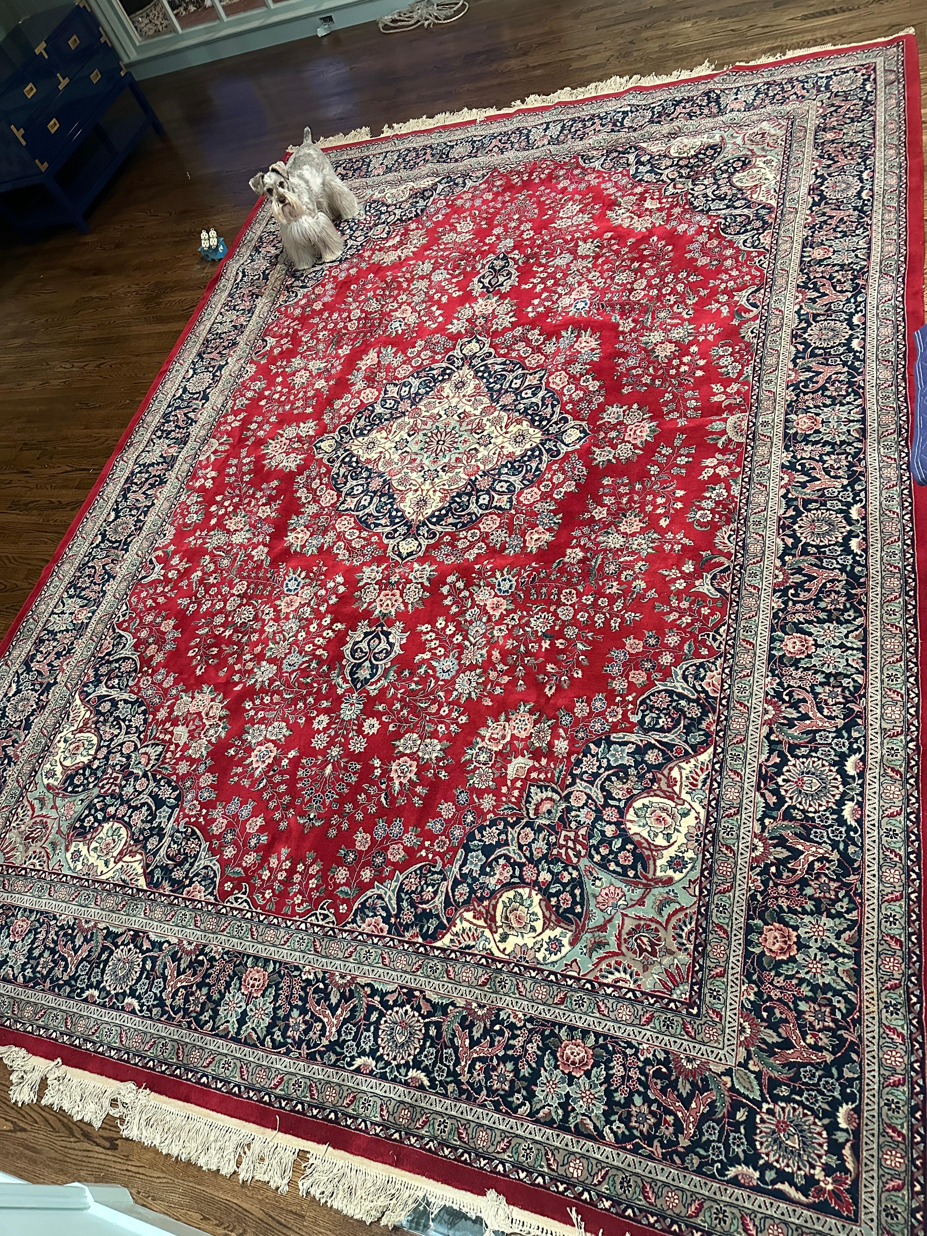 Tappeto persiano autentico extra large di 10 x 14 piedi, tessuto a mano. Alcune perdite di frange lungo il bordo, ma facilmente copribili con i mobili. Questo bellissimo tappeto vintage è pesante, fatto a mano e perfetto per il tuo salotto. 