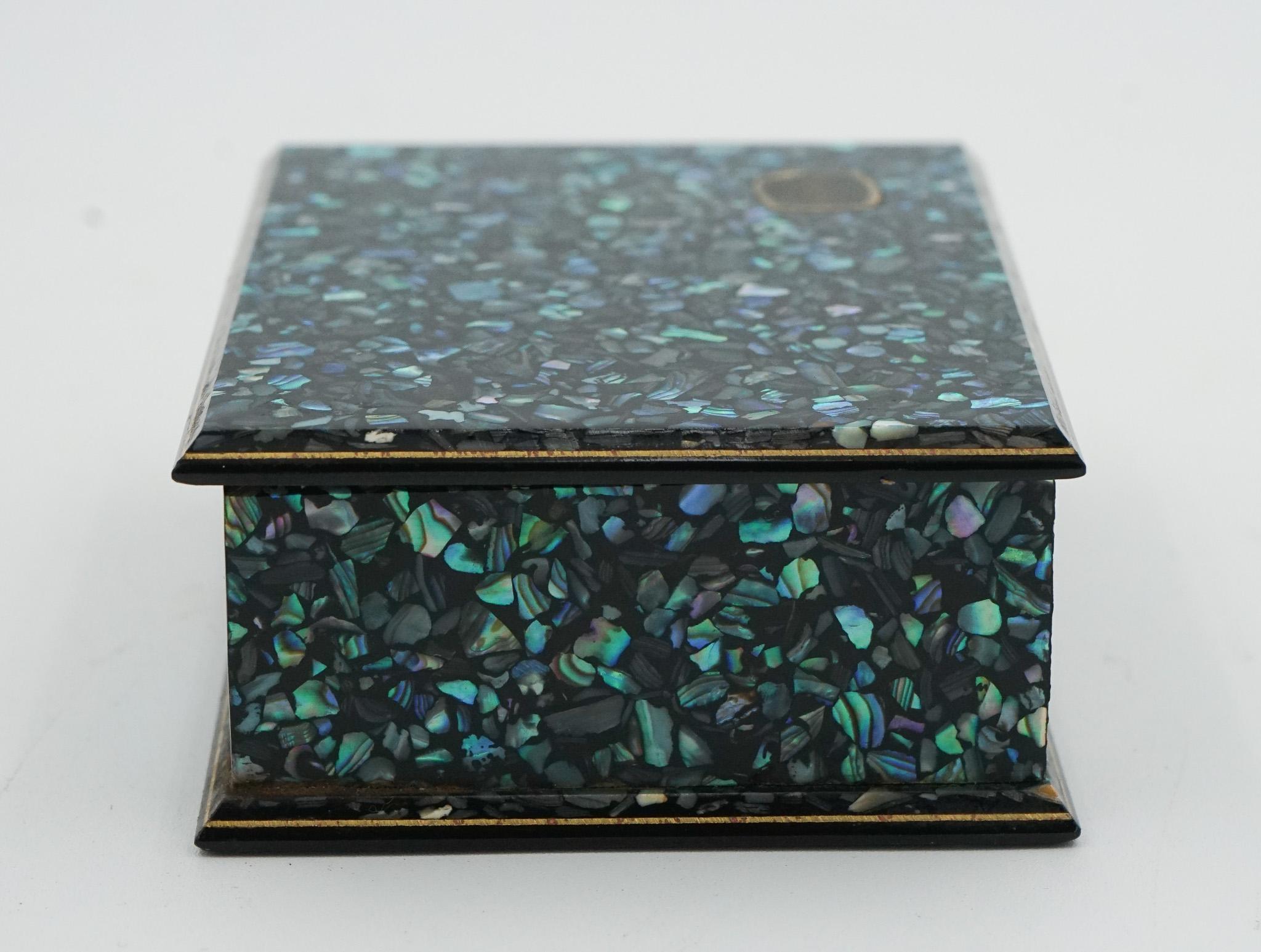 20ième siècle Boîte de stockage de bijoux vintage PAUA SHELL ABALONE TRINKET JEWELERY DE NEW ZEALAND en vente