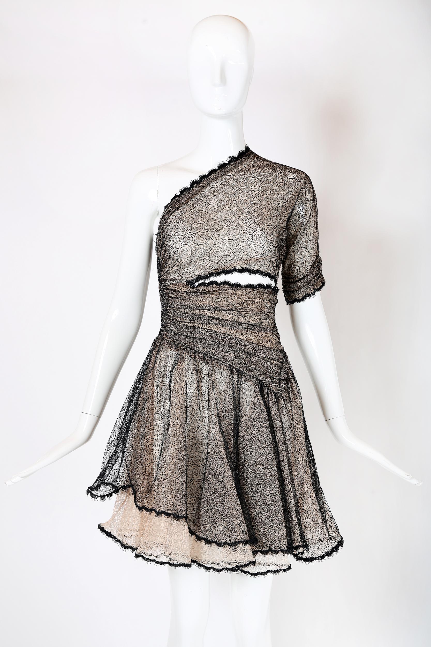 Gris Mini-robe vintage Geoffery Beene en dentelle asymétrique avec découpes à la taille