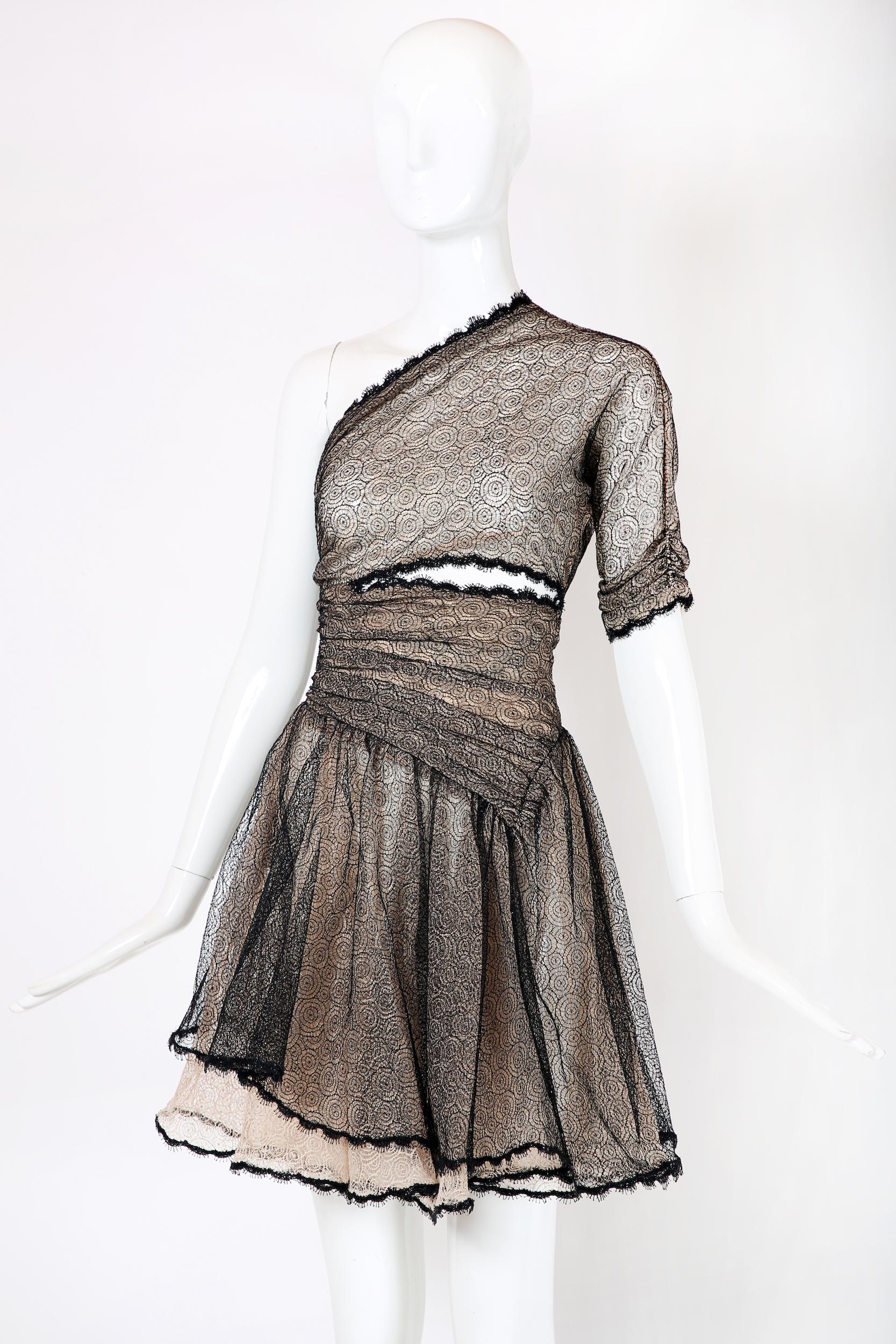 Mini-robe vintage Geoffery Beene en dentelle asymétrique avec découpes à la taille Excellent état à Studio City, CA