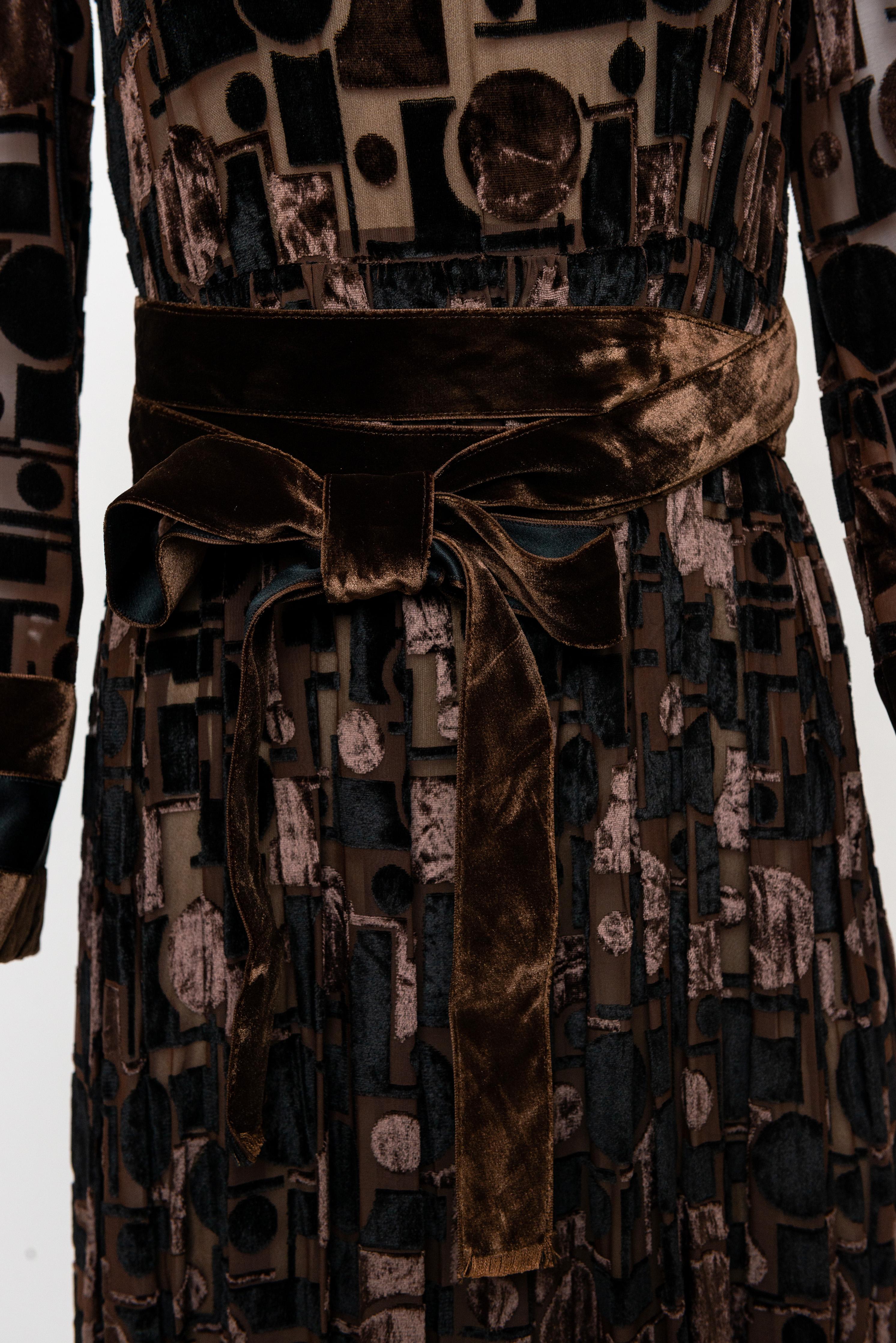 Vintage Geoffrey Beene Gebrannter Samt Langärmliges Schokoladenbraunes Kleid mit Gürtel (Schwarz) im Angebot