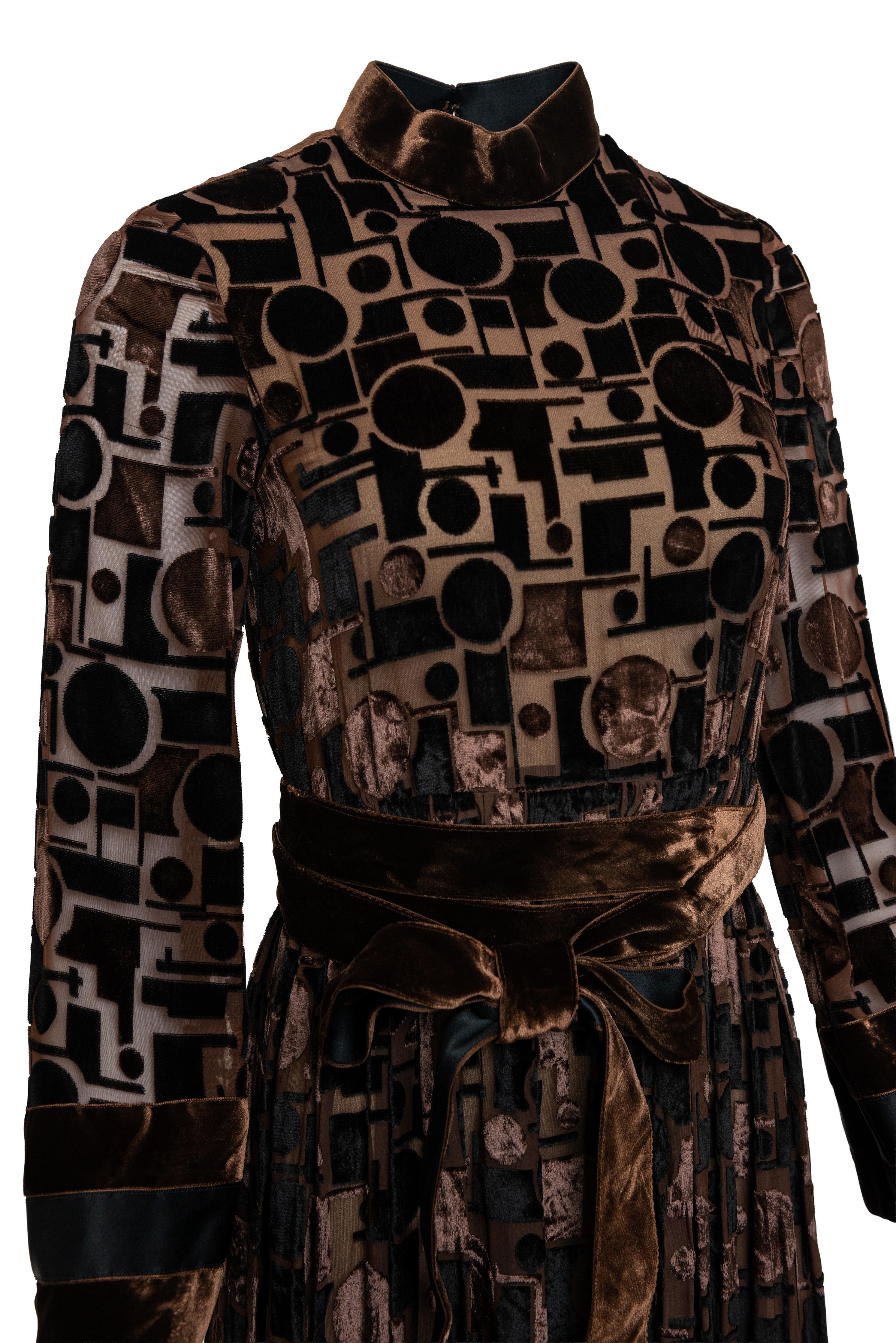 Vintage Geoffrey Beene Gebrannter Samt Langärmliges Schokoladenbraunes Kleid mit Gürtel im Zustand „Hervorragend“ im Angebot in Los Angeles, CA