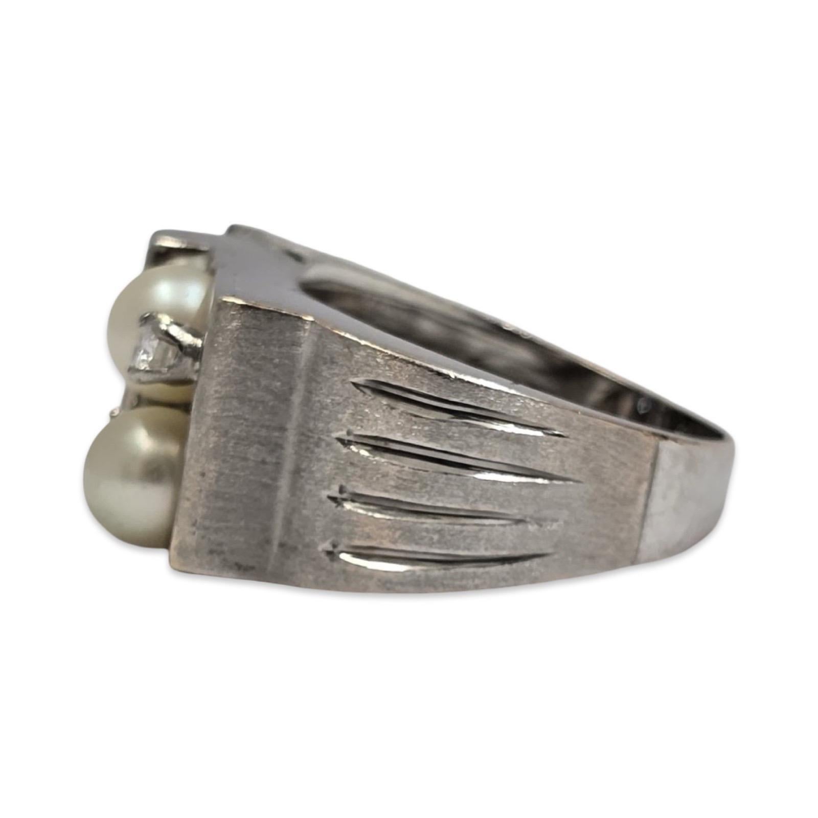 Ein kühner Vintage-Cocktailring aus massivem 14-karätigem Weißgold mit einem Gewicht von 10 Gramm und auffallenden geometrischen Linien. Das Design zeichnet sich durch zwei glänzende Zuchtperlen von je 5,7 mm Länge aus, die mit nahezu farblosen
