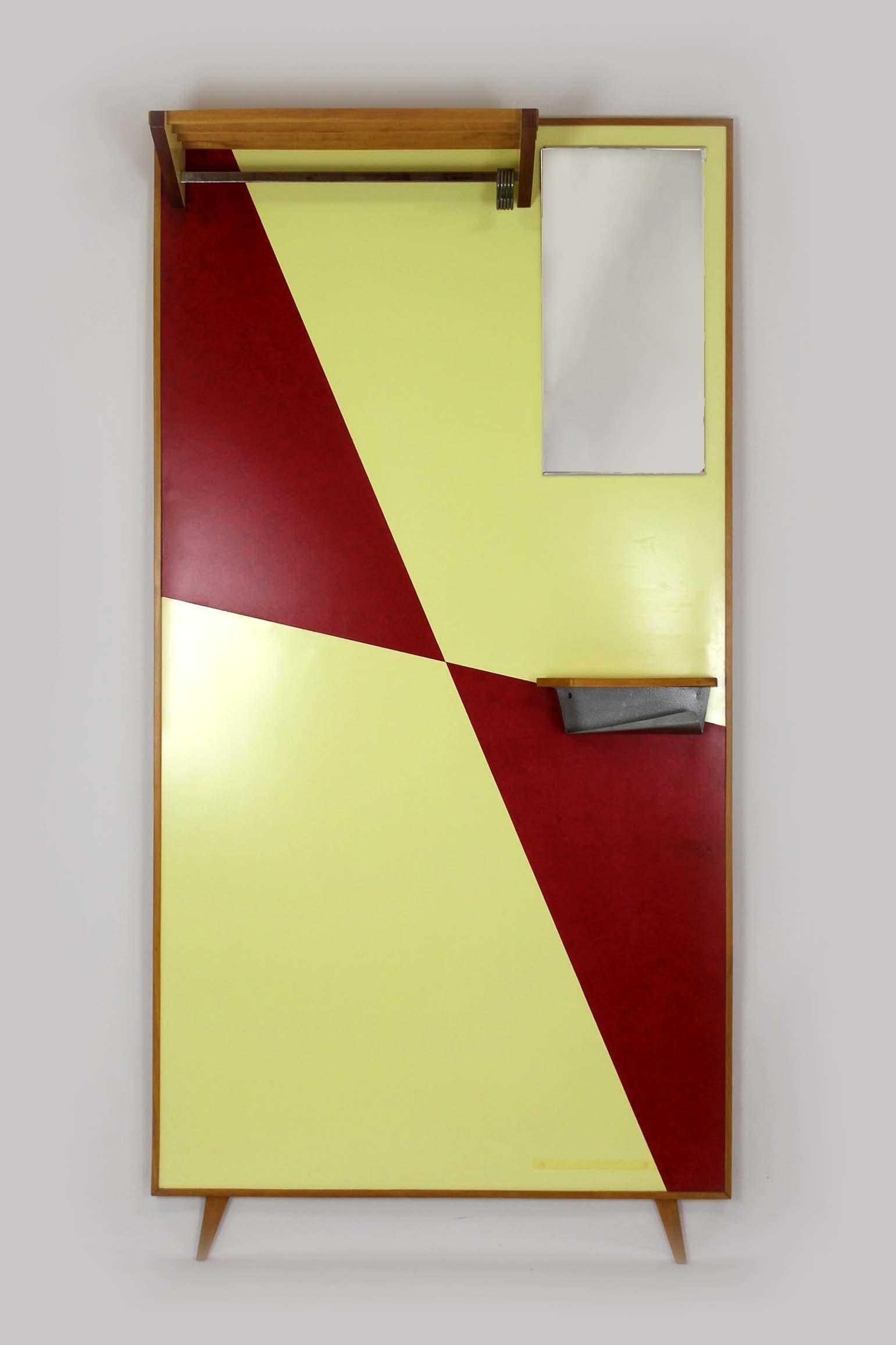 Beautiful coat rack produced in 1972. Original formica laminates with a pattern combined with wooden elements.
It includes a key shelf, a large clothes hanger and a mirror.
Please send us a message with your postcode to provide an accurate shipping